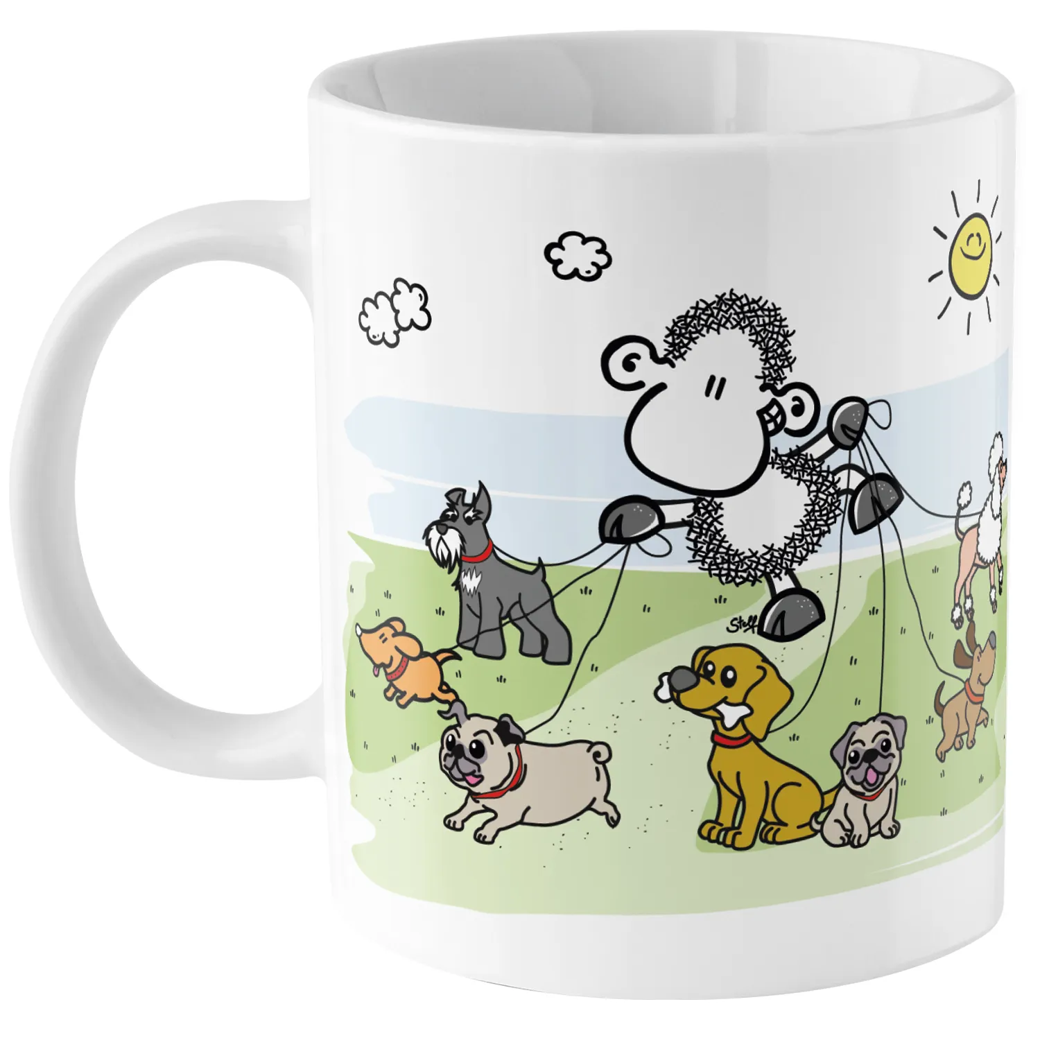 Weiße Porzellan-Tasse mit buntem Hundemotiv auf grüner Wiese und sonnigem Himmel.