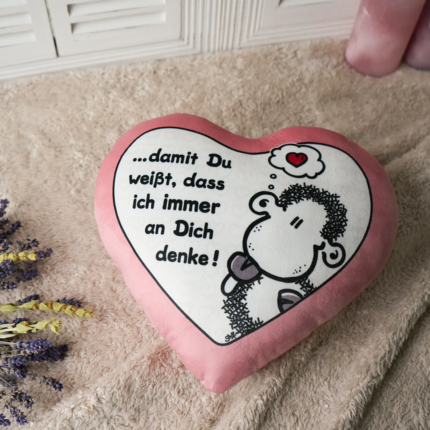 Rosa Herz-Plüschkissen mit Spruchdruck