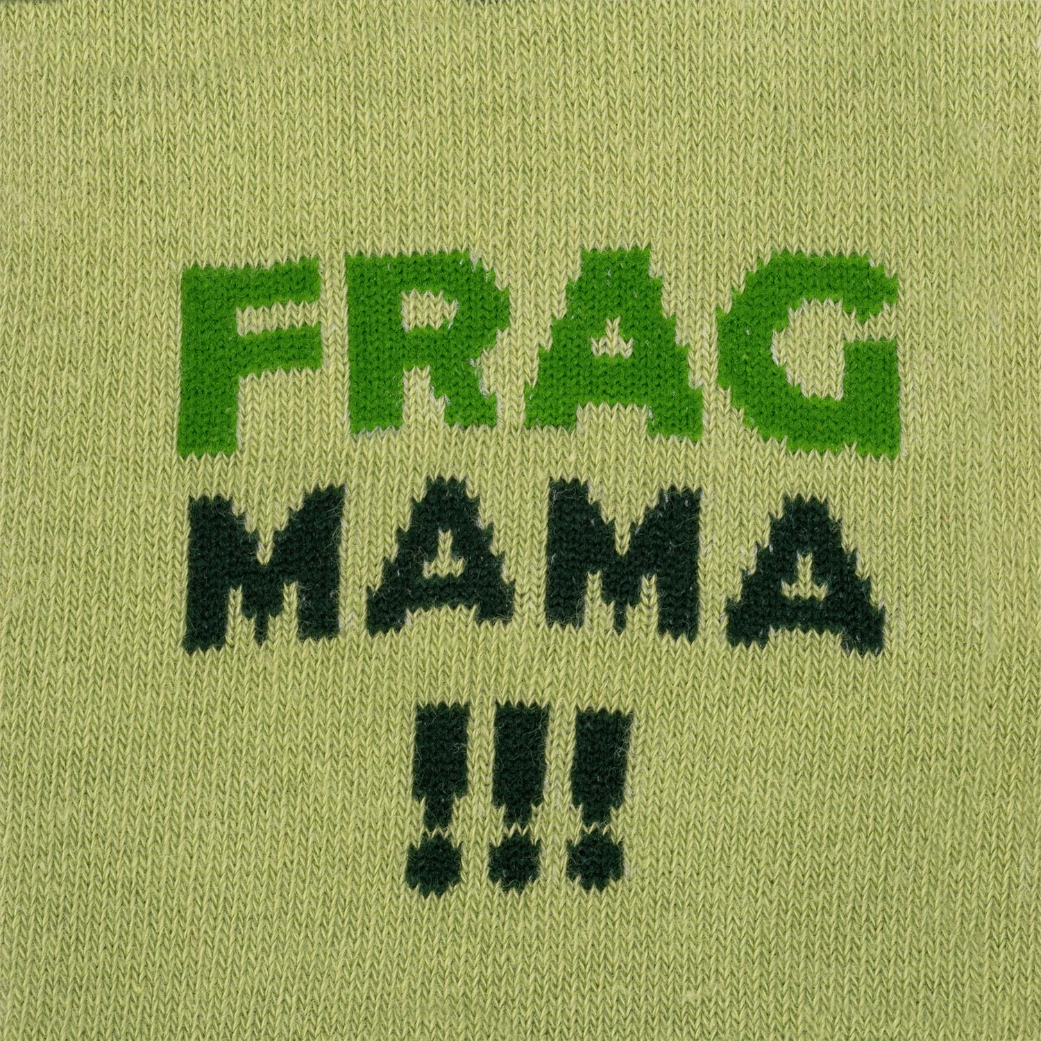 Grünes gestricktes Sockenpaar mit Aufdruck FRAG MAMA!!! in heller und dunkler Grüntöne
