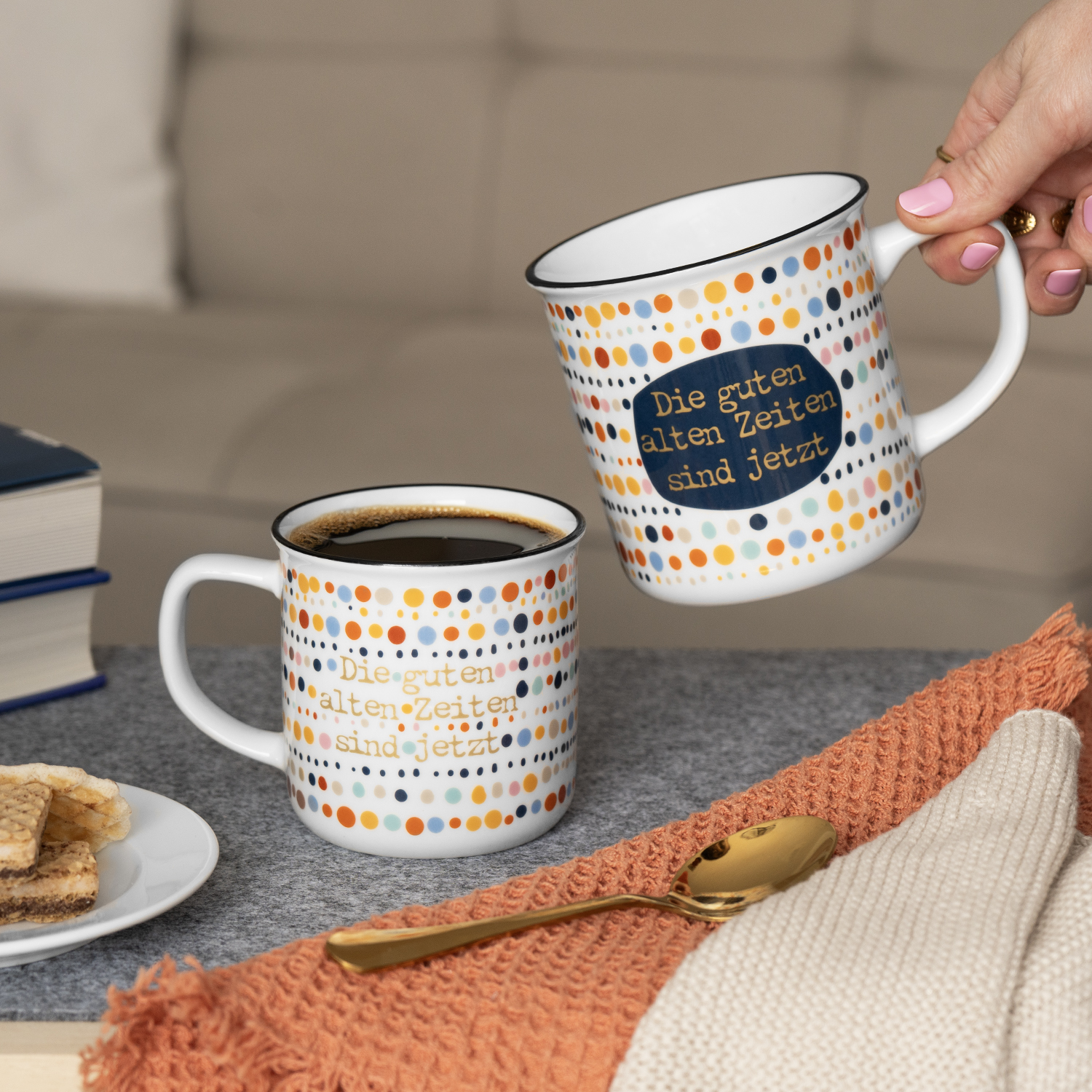 Weißer Becher mit buntem Punktmuster und Goldschrift Die guten alten Zeiten sind jetzt