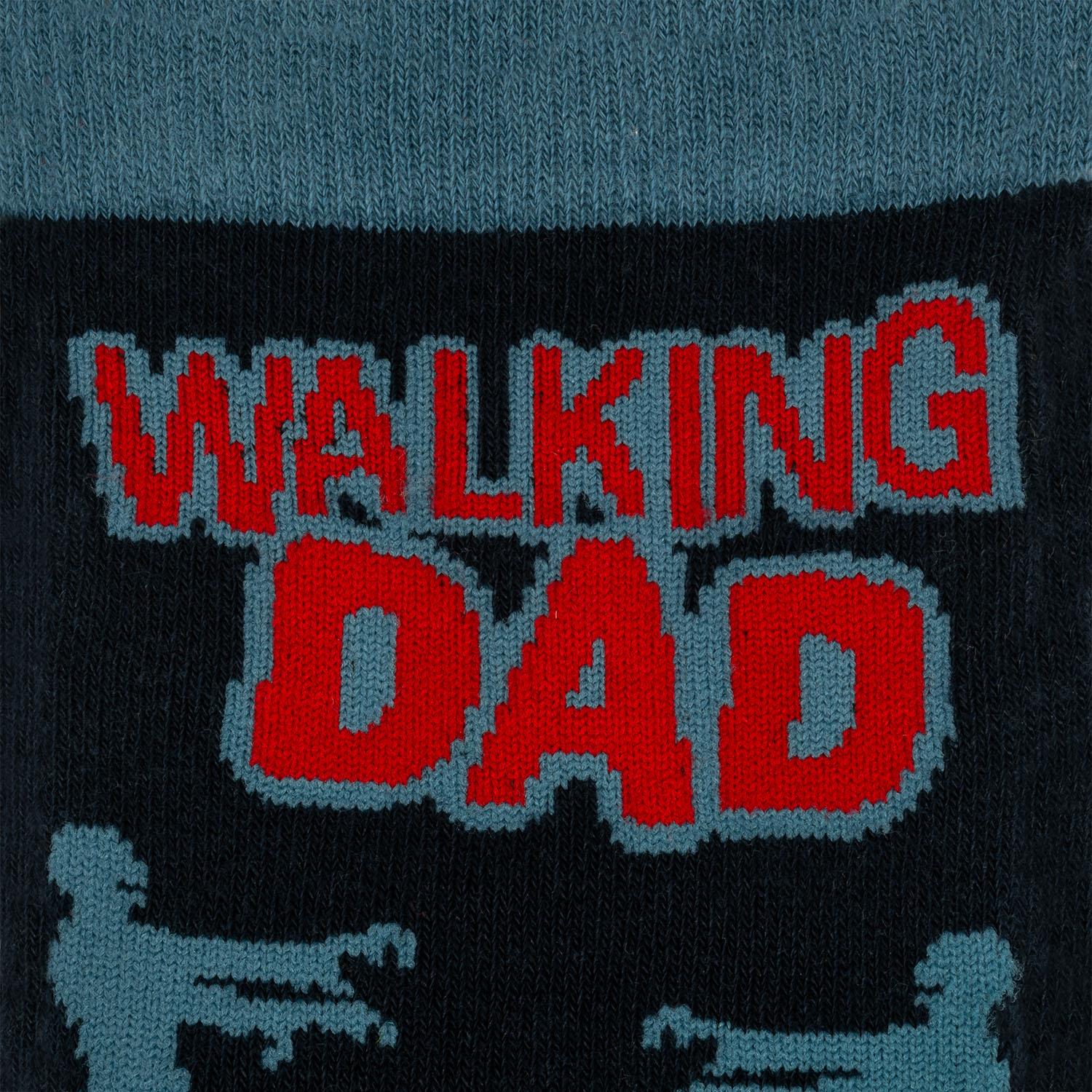 Dunkelblaue Socke mit rotem WALKING DAD-Schriftzug und hellblauer Umrandung