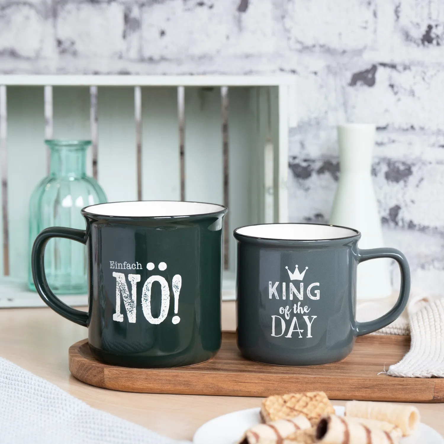 Zwei dunkle XL-Tassen mit Sprüchen NO! und King of the Day