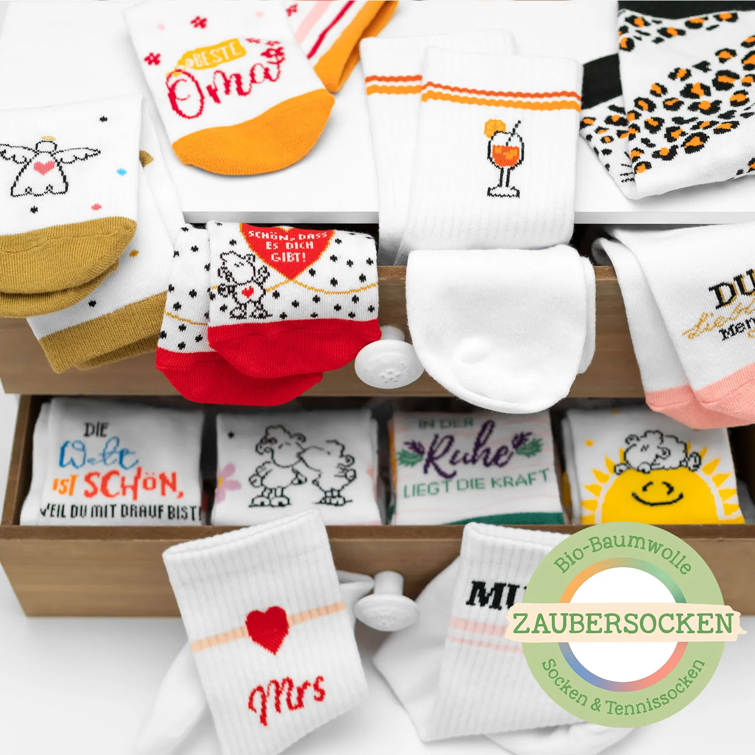 Weiße Bio-Baumwollsocken mit bunten Motiven – Zaubersocken für Oma