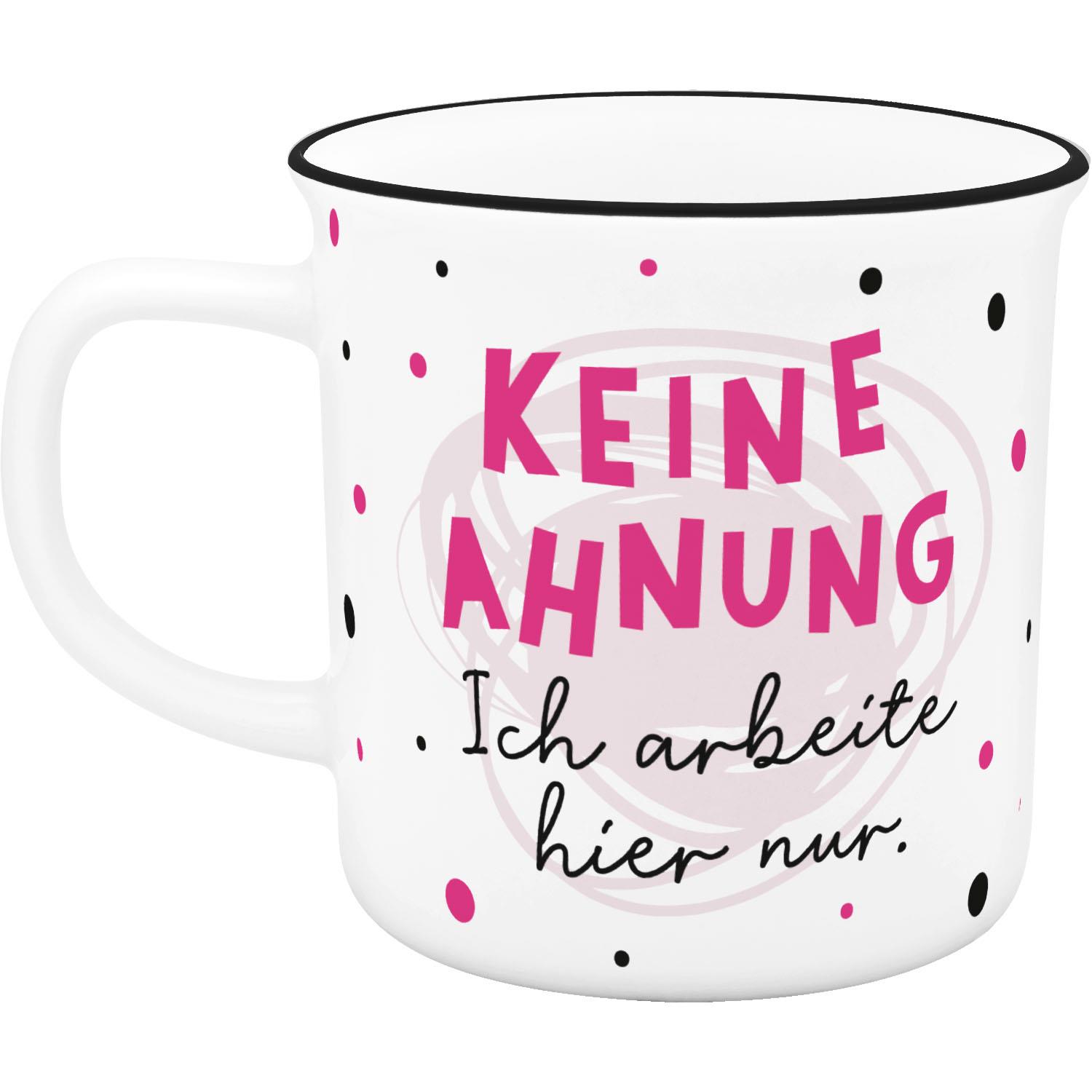 Weißer Keramik-Becher mit pinkem Aufdruck 'KEINE AHNUNG' und Spruch 'Ich arbeite hier nur'.