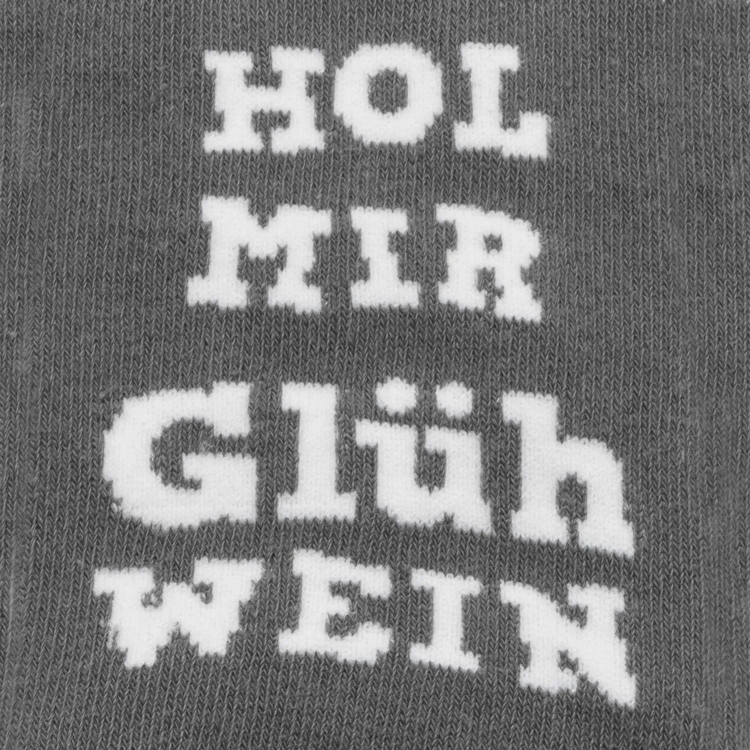 Graue gestrickte Socke mit weißem Aufdruck 'HOT HER GLÜH'