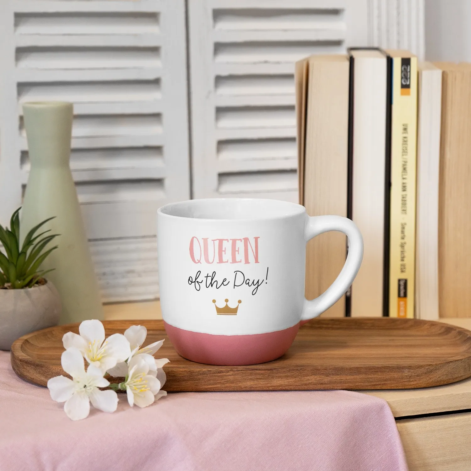 Weiße Steinzeug-Lieblingstasse Queen of the Day mit rosa Unterseite