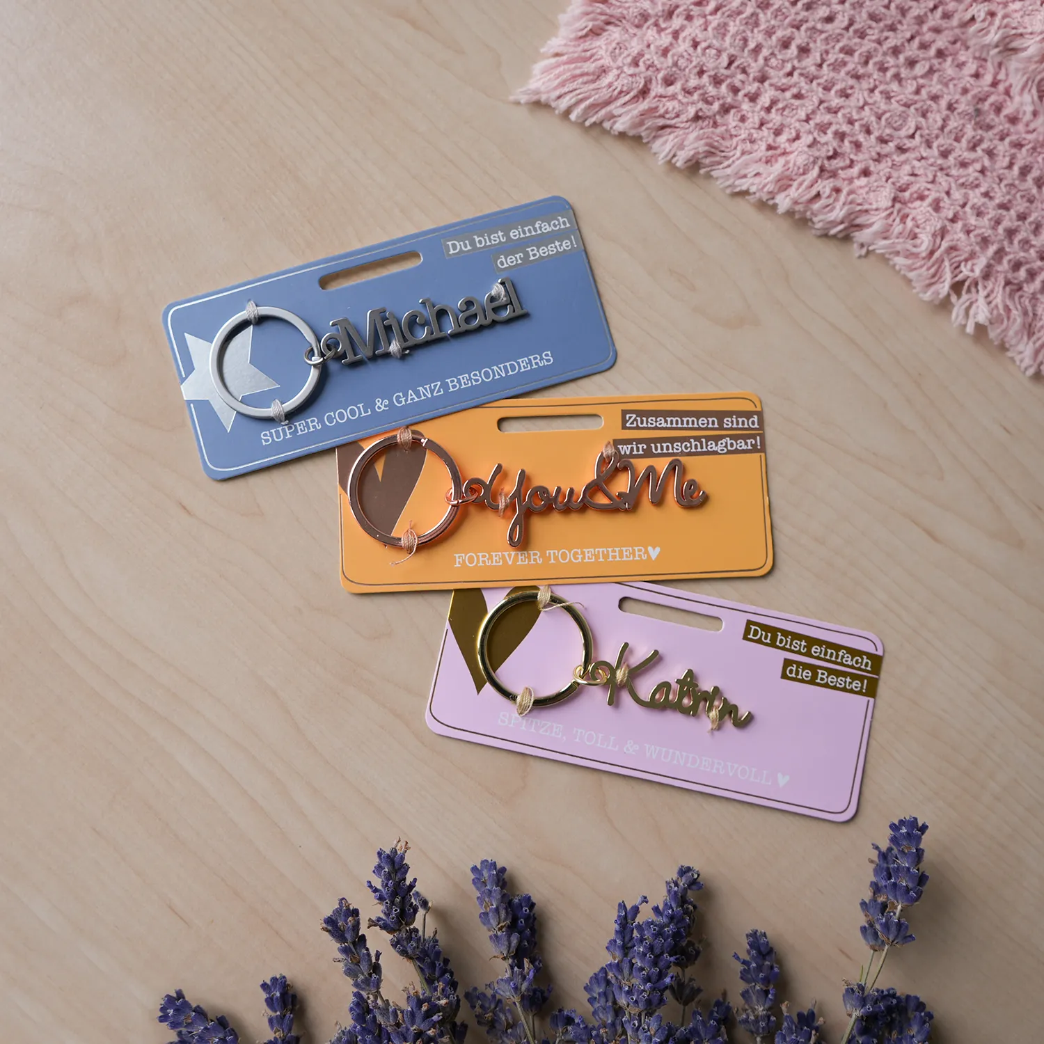 Schlüsselanhänger Katrin mit silbernem Ring auf pastellfarbener Karte