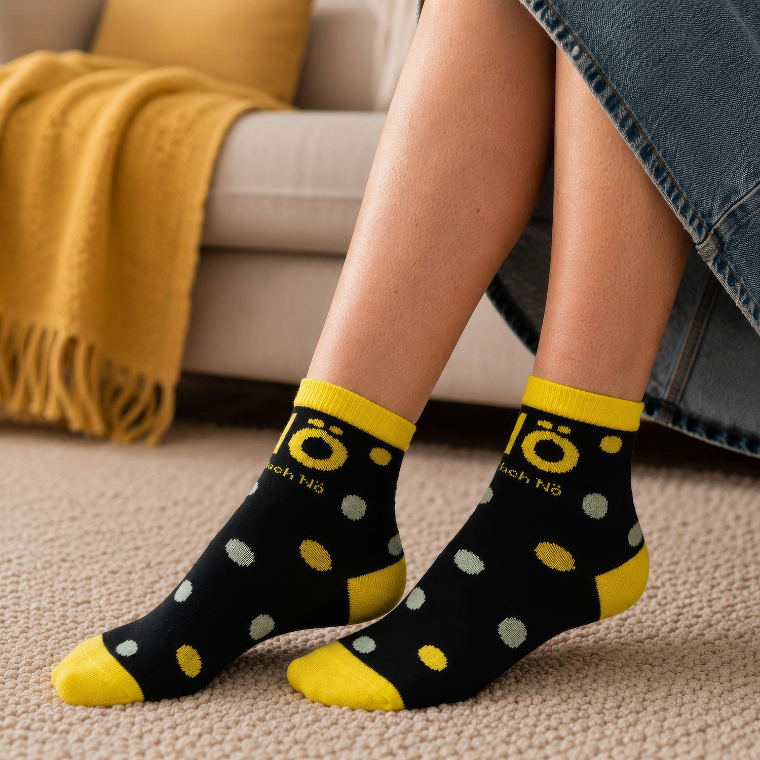 Schwarze Socken mit gelben Spitzen und Punkten – verspielt und bequem.
