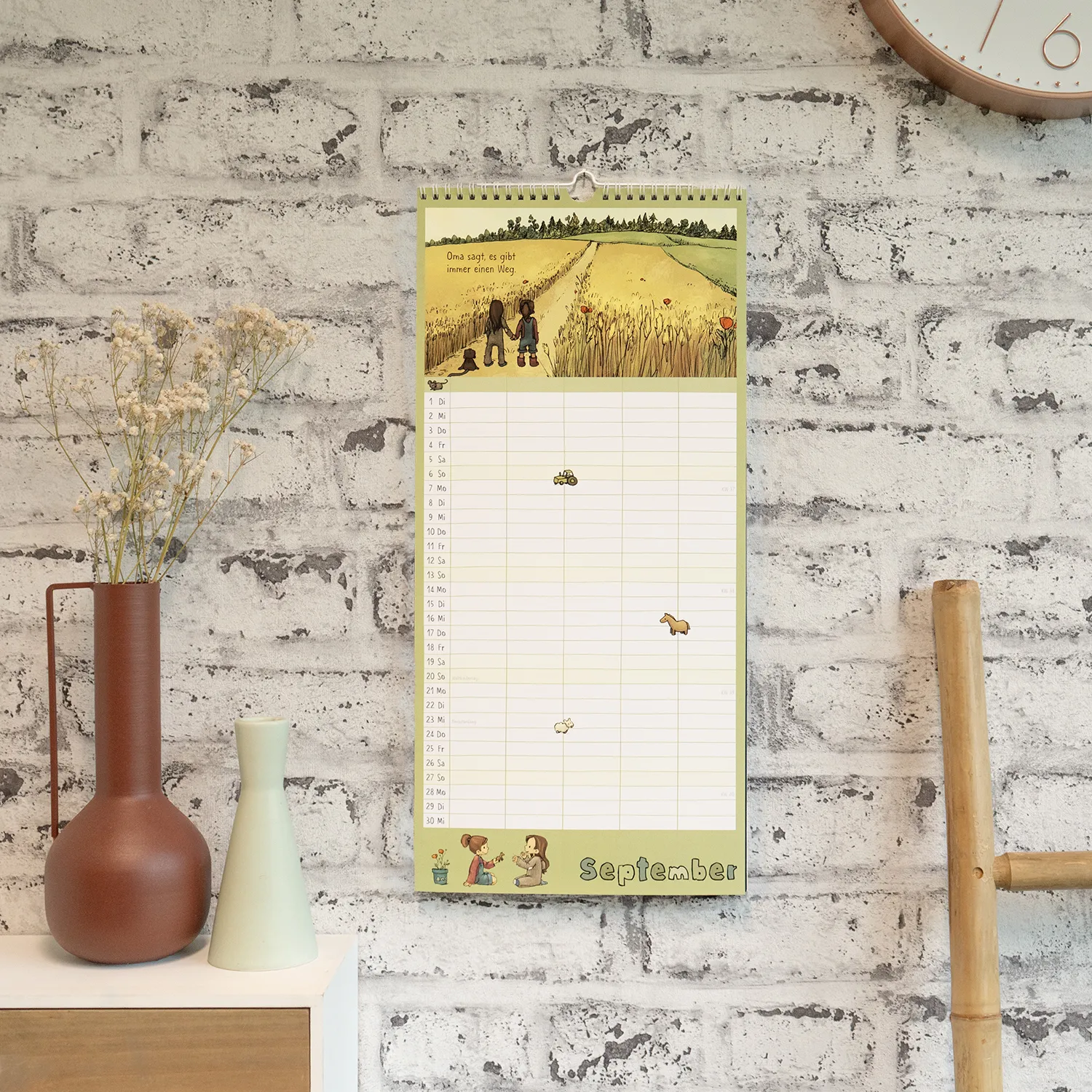 Vertikaler Familienplaner 2026 Anouk mit ländlicher Illustration und September-Seite