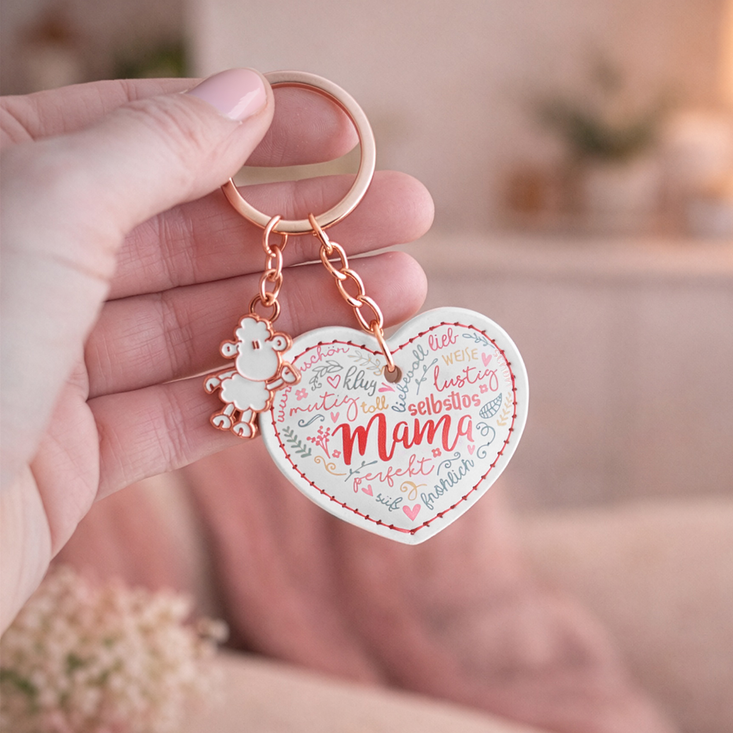 Roségoldener Schlüsselanhänger: Herzmotiv mit Mama-Schriftzug und kleinem Schäfchen-Anhänger