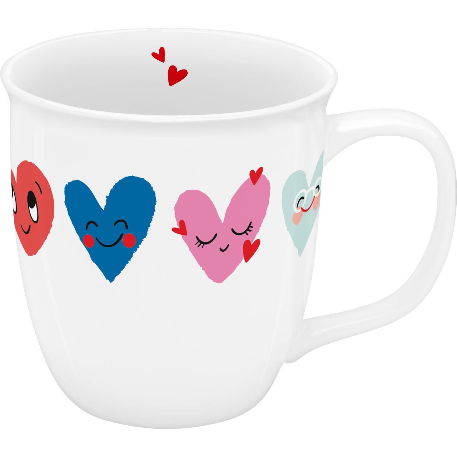 Weiße Porzellan-Tasse mit bunten Herzen und fröhlichen Gesichtern.
