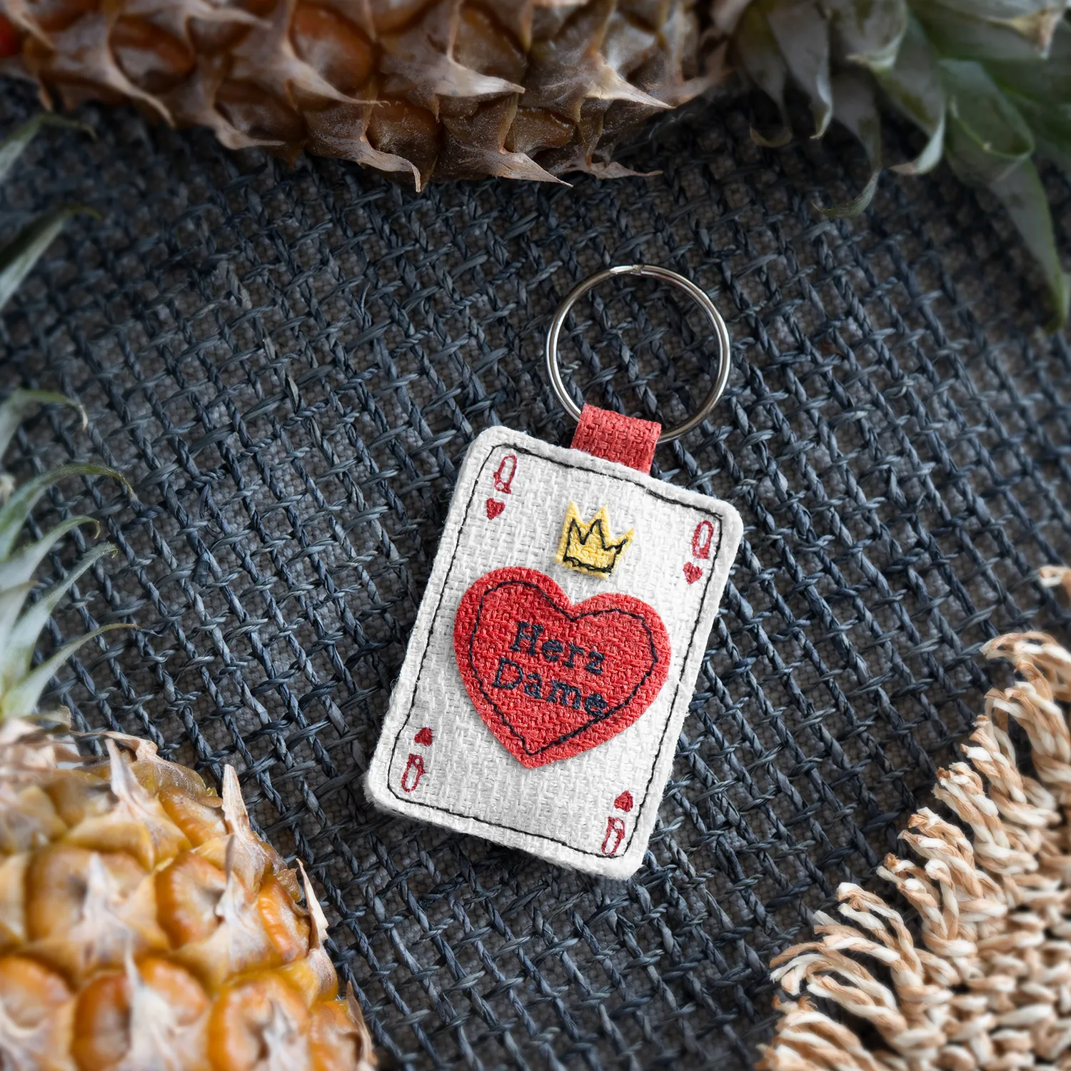 Grauer Stoff-Schlüsselanhänger mit rotem Herz und Krone, Herz-Dame-Motiv