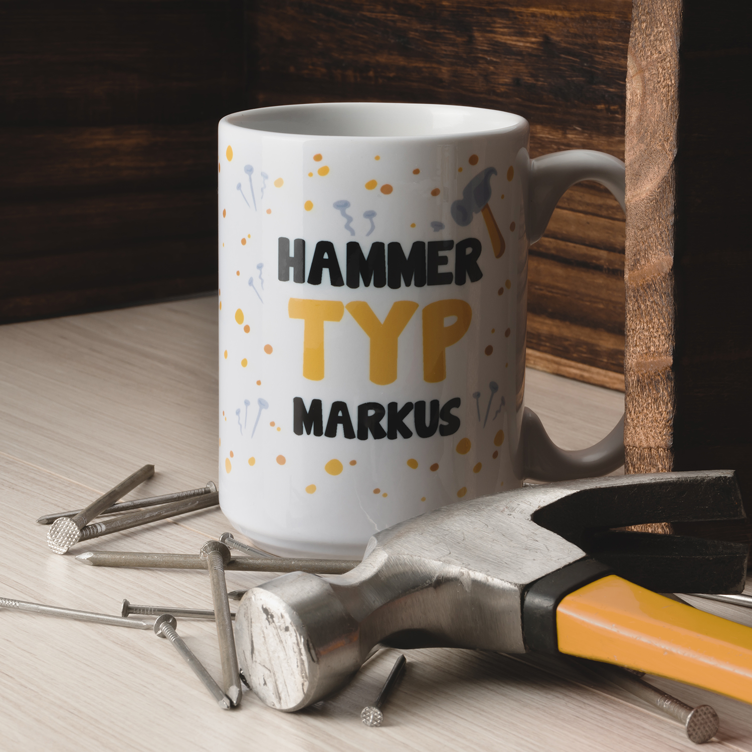 Weiße Keramik-Tasse mit gelbem HAMMER TYP MARKUS Druck und Konfetti-Dekor