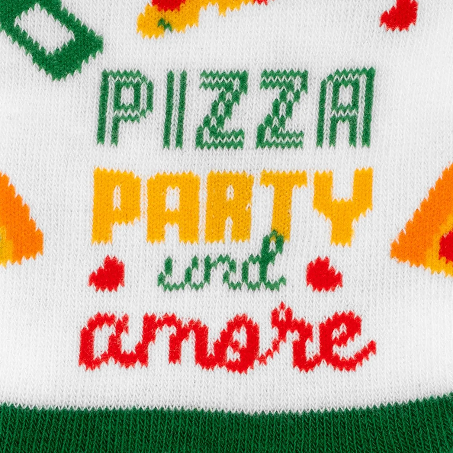 Zaubersocken mit Pizza-Party-Motiv auf weißem Strick, grünem Rand.
