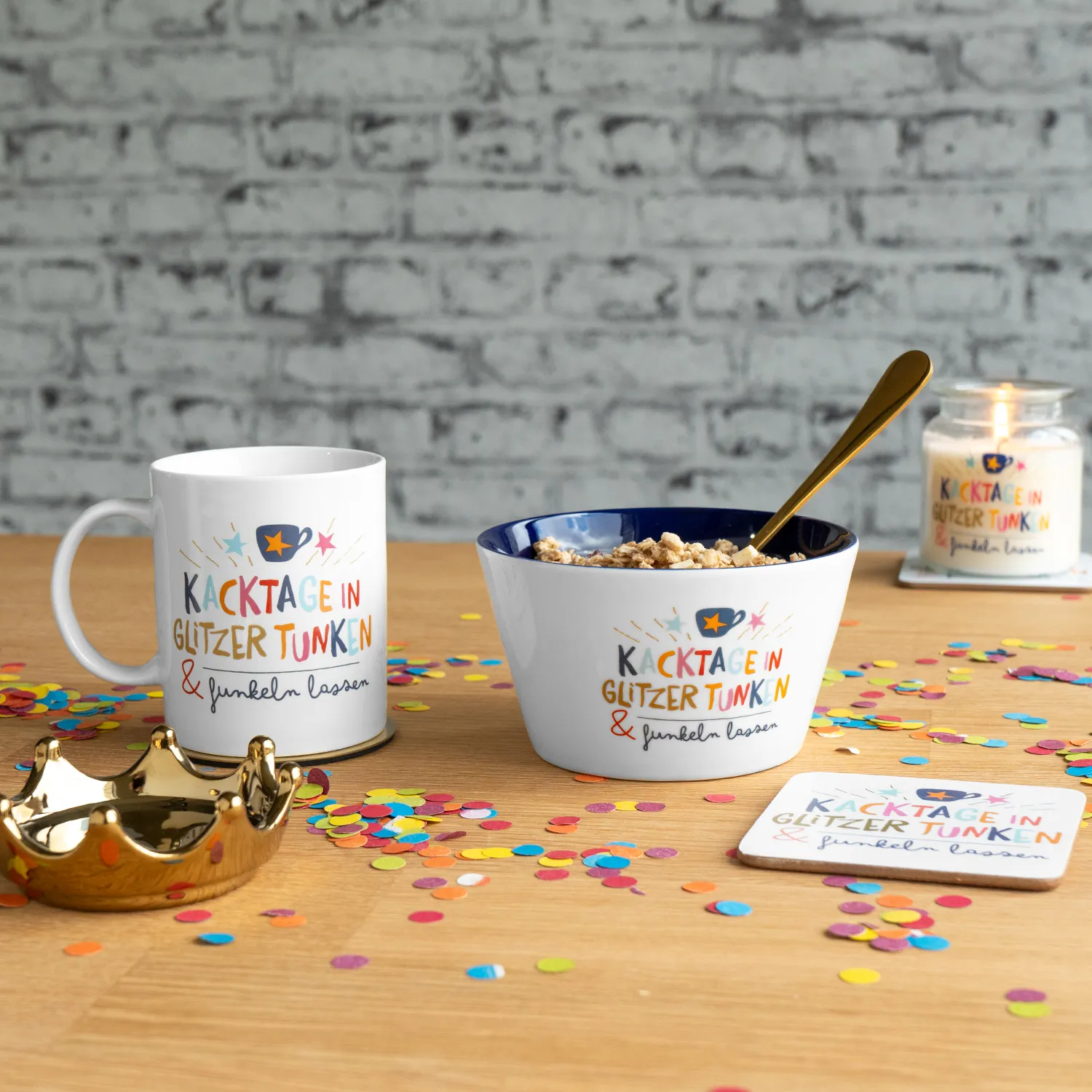 Porzellan-Schale und Becher mit buntem KACKTAGE IN GLITZER TUNKEN-Print und Golddruck