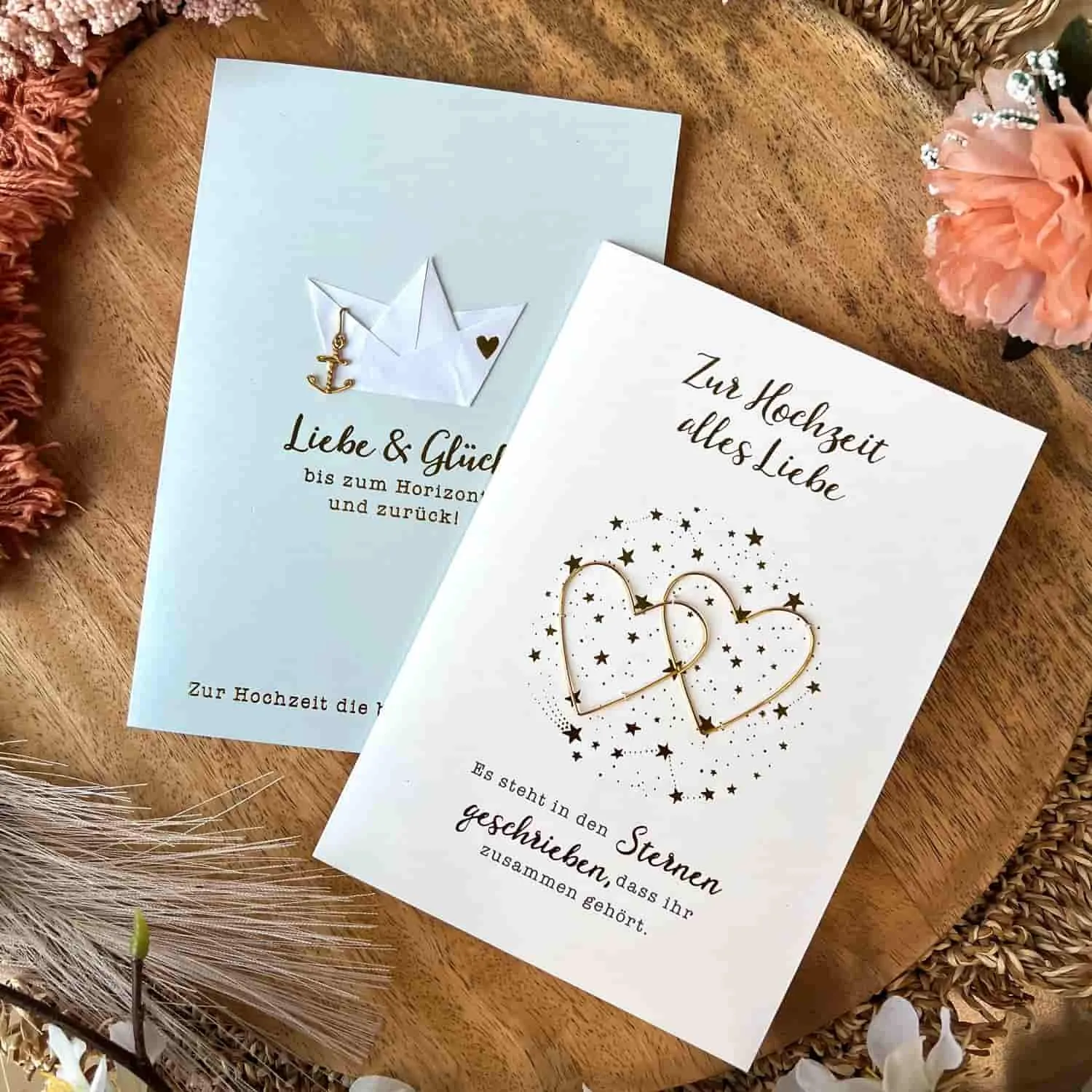 Eine hellblaue und eine weiße  Grußkarte mit Draht-Art Motiven und Sprüchen zum Verschenken für die Hochzeit