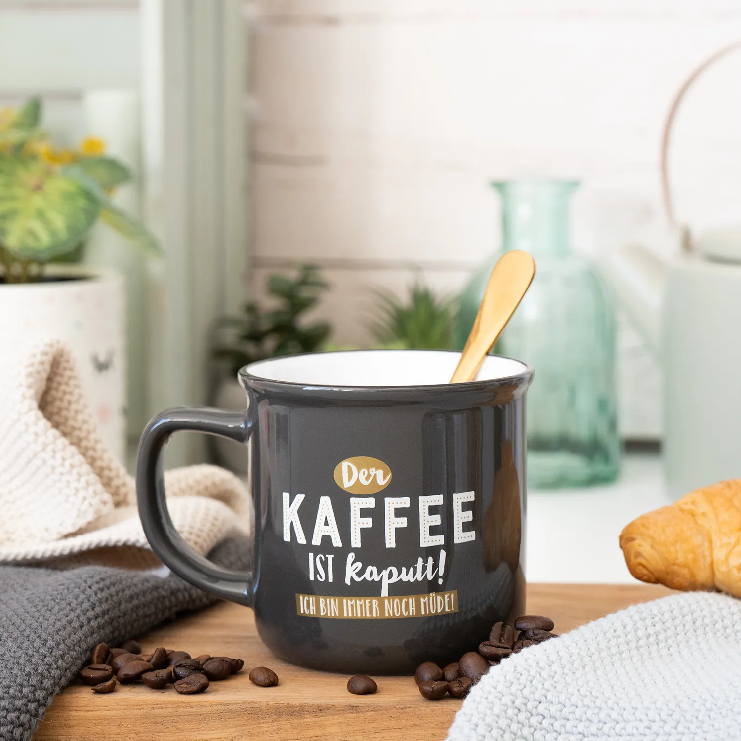 Schwarze Keramiktasse mit witzigem Spruch Der Kaffee ist kaputt; Ich bin immer noch müde, Holzlöffel inklusive.
