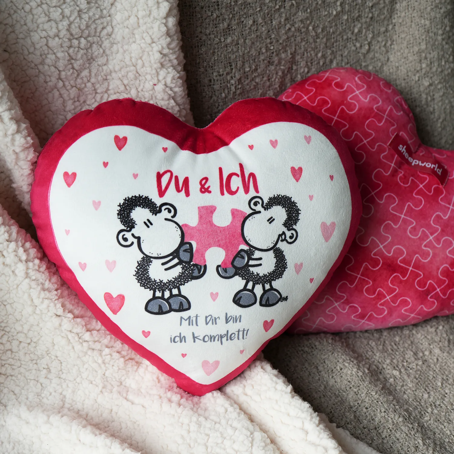 Herzförmiges Plüschkissen 'Du & Ich' mit zwei Schäfchen und Puzzleteil