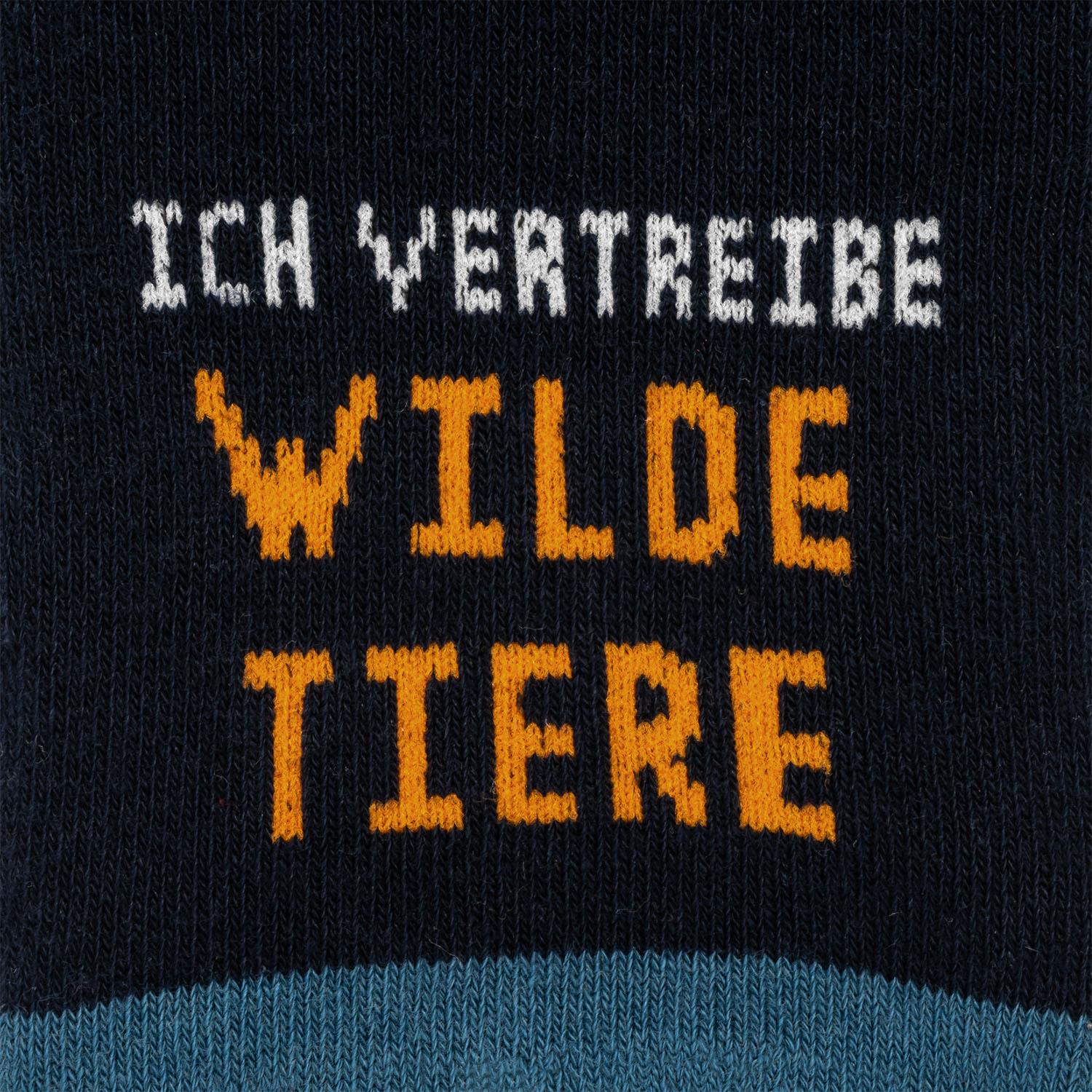 Dunkelblaue Socke mit orangenem Schriftzug 'ICH VERTEIBE WILDE TIERE'