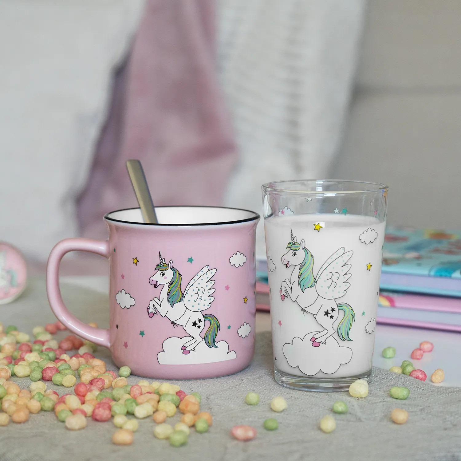 Trinkglas Einhorn aus Glas mit flügelndem Einhorn und Pastellmotiven