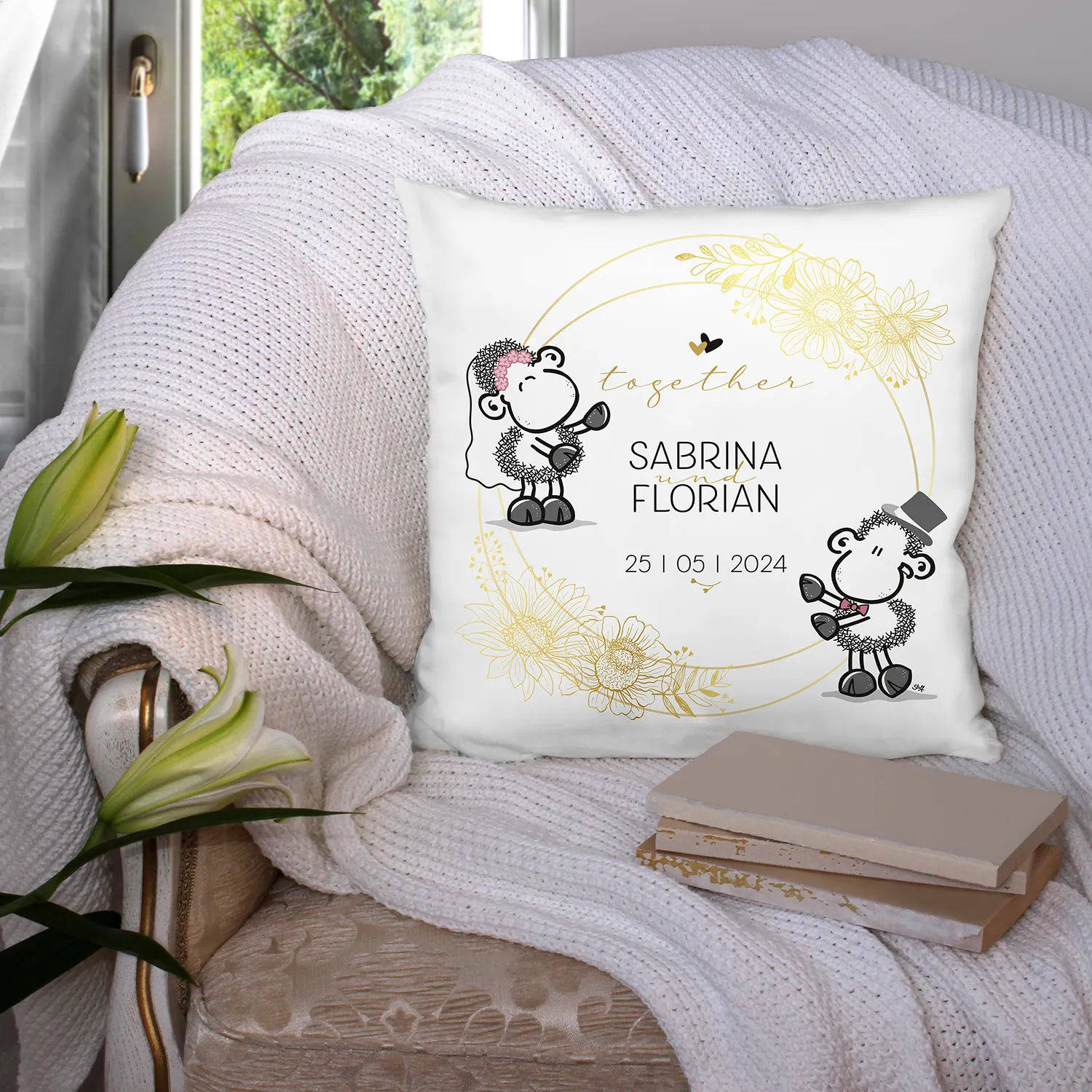 Weißes Hochzeitskissen mit Schäfchen-Motiv, Namen und Datum (personalisiert)