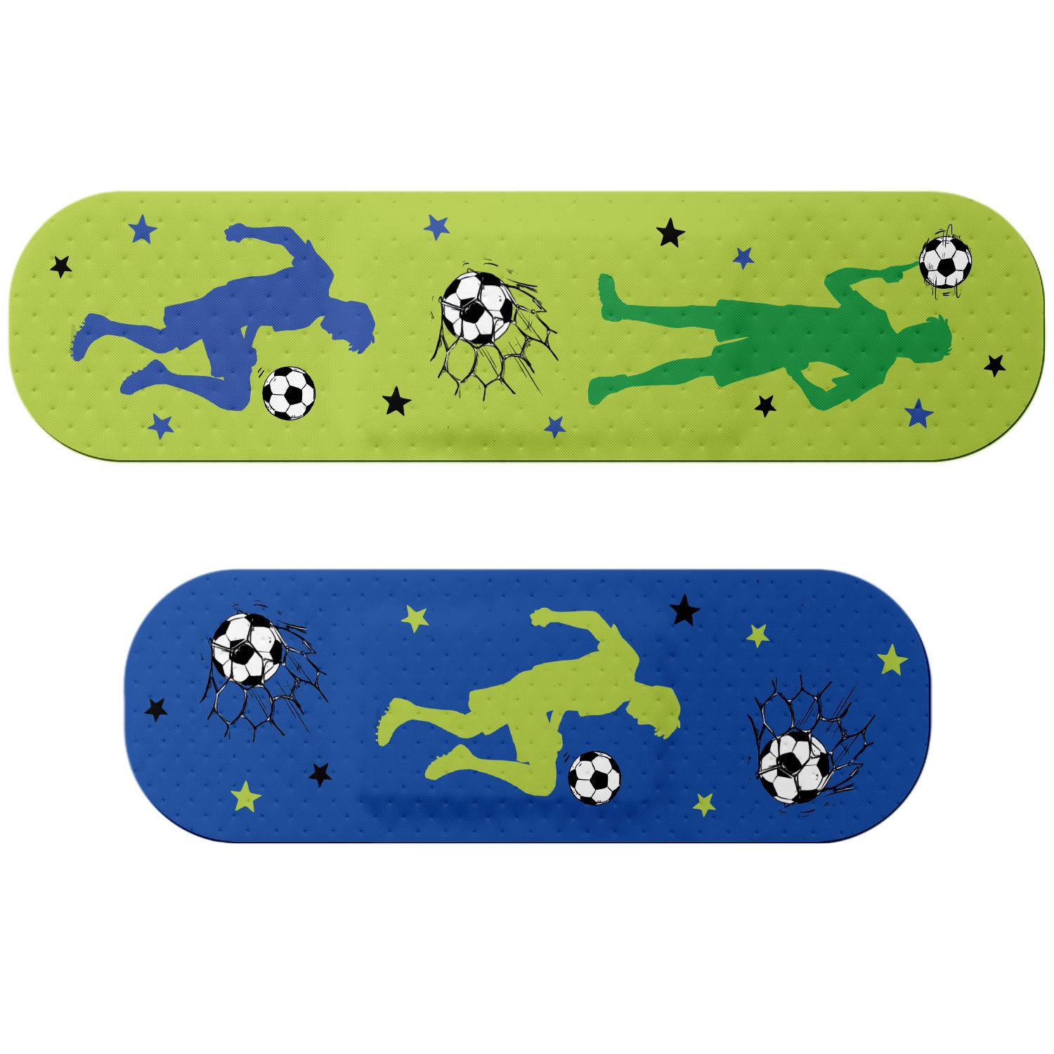 Pflaster mit Fußball-Motiv auf grünem/blauem Hintergrund; Silhouetten von Spielern und Ball