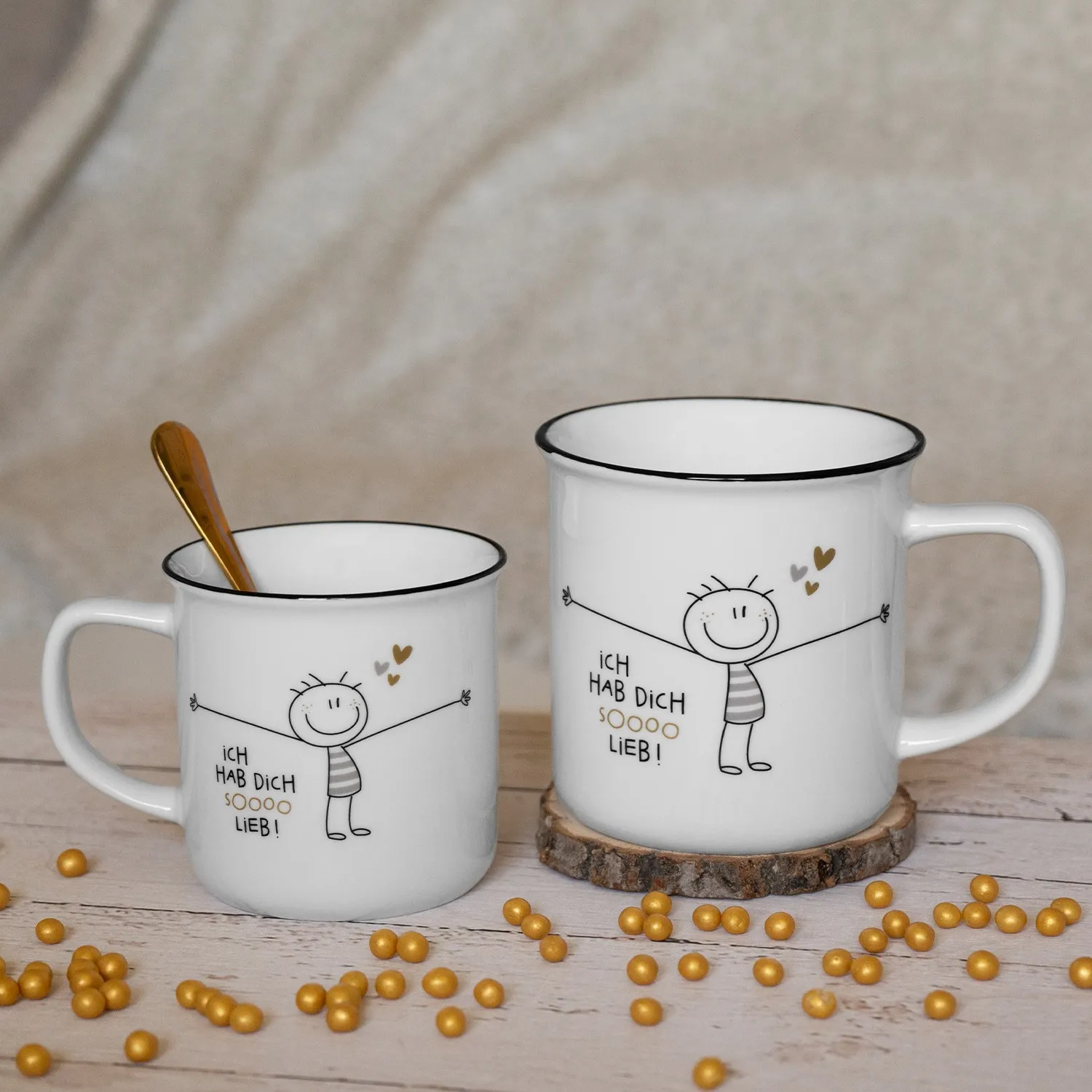 Weiße XL-Tasse mit Stick-Figur, Goldakzenten und Spruch 'Ich hab dich sooo lieb'