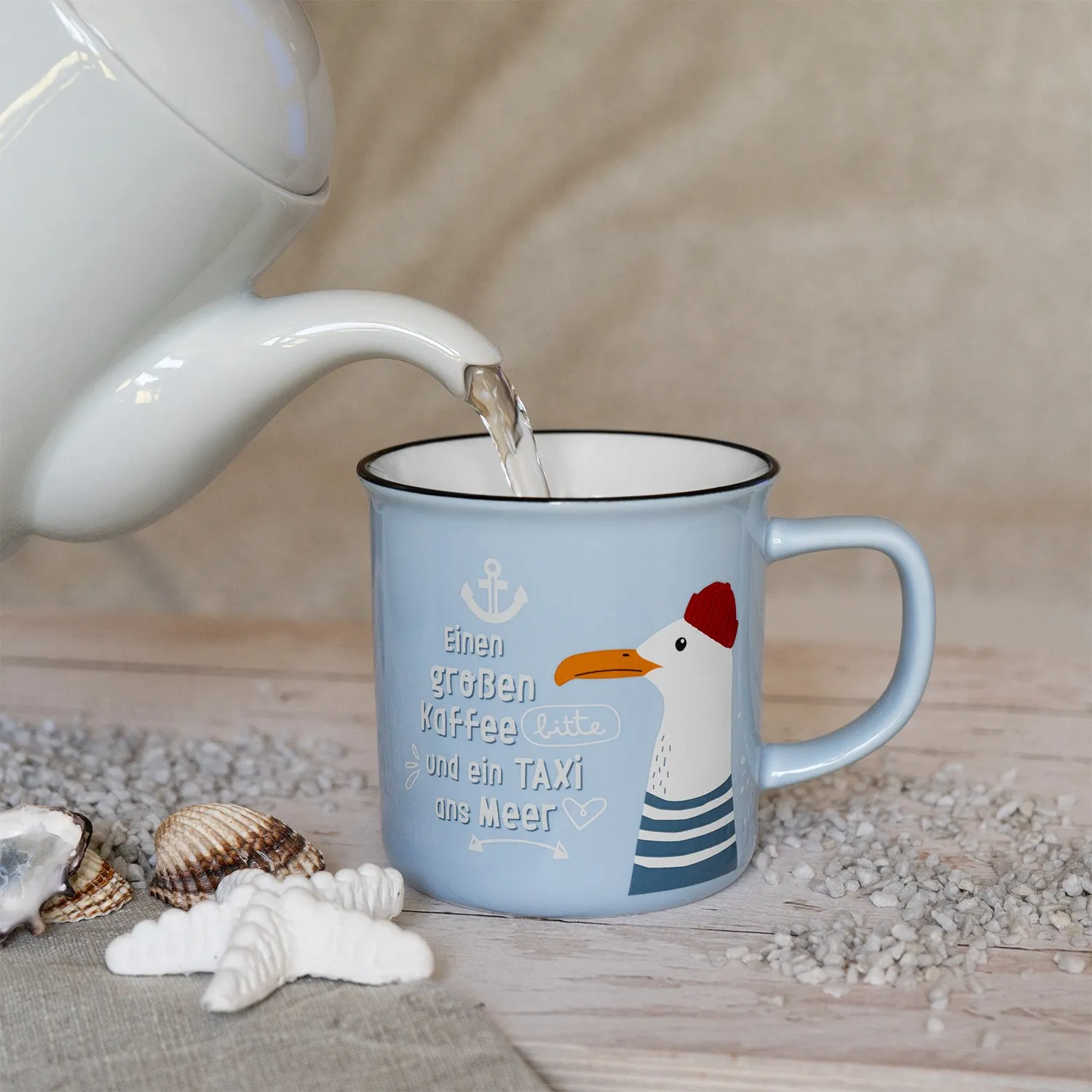 XL-Lieblingsbecher Meer: hellblaue Porzellan-Tasse mit Möwen-Motiv und roter Mütze