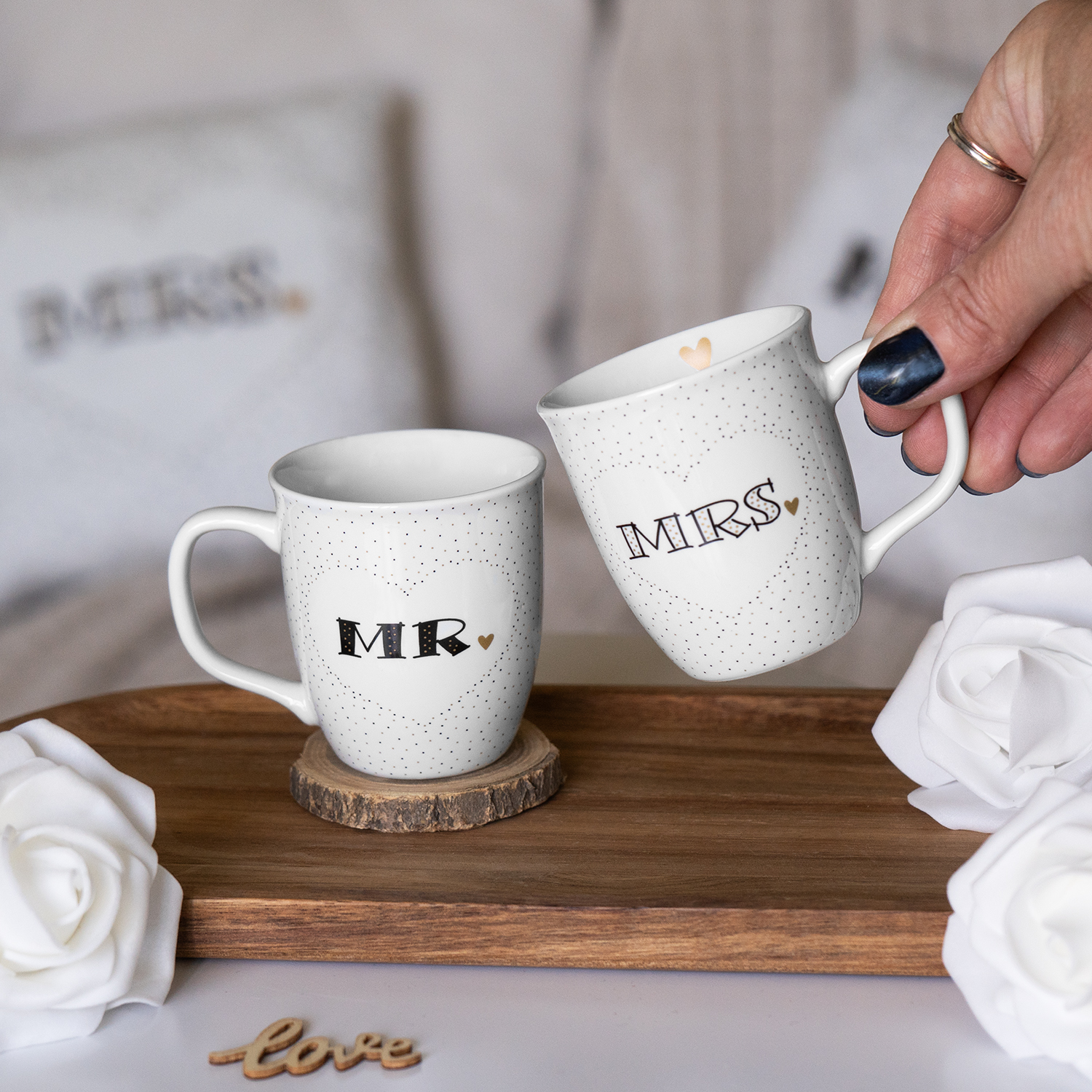Weiße Espressotassen-Set MR & MRS mit goldenen Herzen und Punktemuster