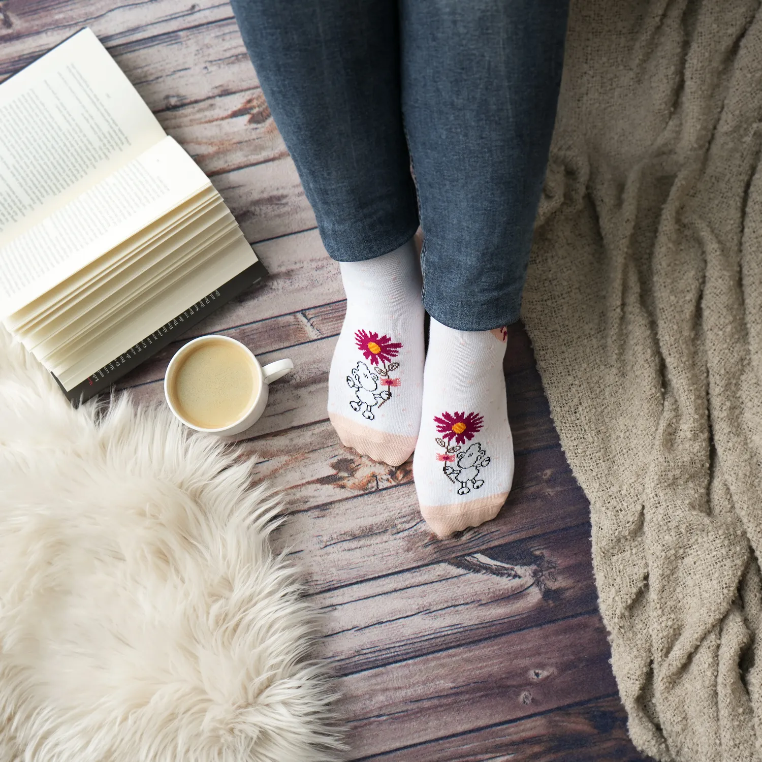Weiße Zaubersocken mit Schaf-Motiv und rosa Zehen – Geschenk für Mama