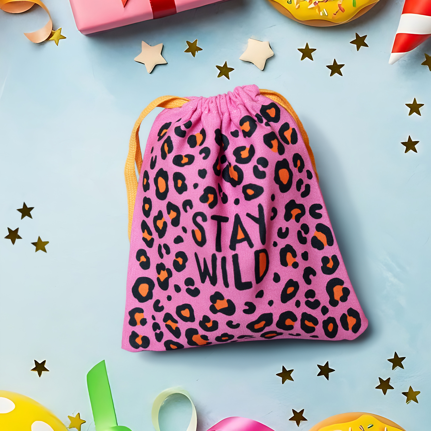 Pinkes Leoparden-Geschenksäckchen mit STAY WILD und gelbem Zugband