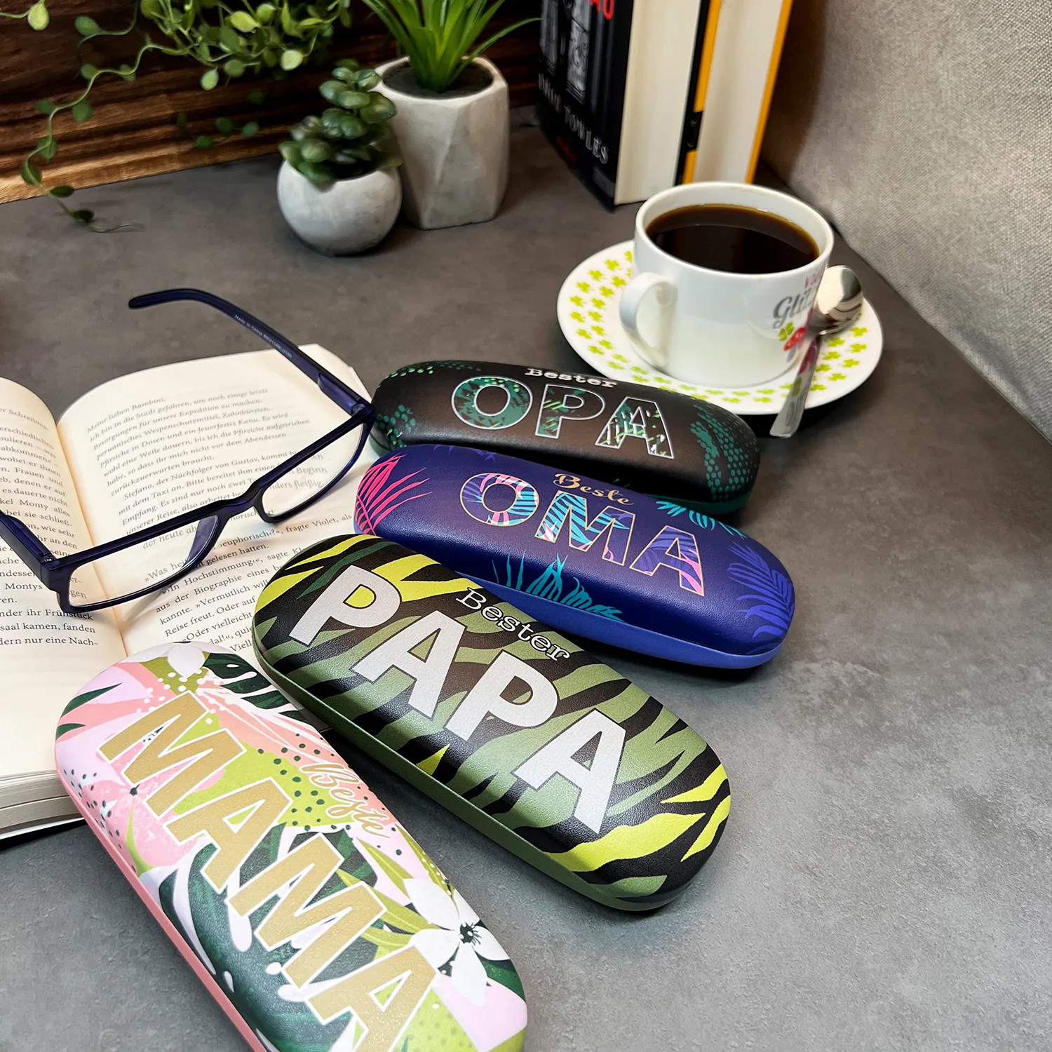 Hartschalen-Brillenetui aus PVC mit Golddruck 'Beste Oma' in bunten Motiven