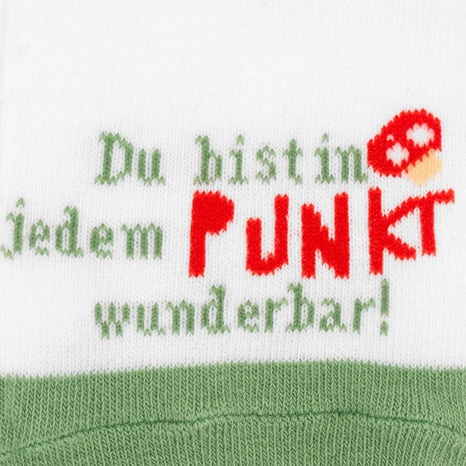 Weiße Zaubersocken mit grünem Spruch 'Du bist in jedem Punkt wunderbar!' und rotem Fliegenpilz-Motiv.