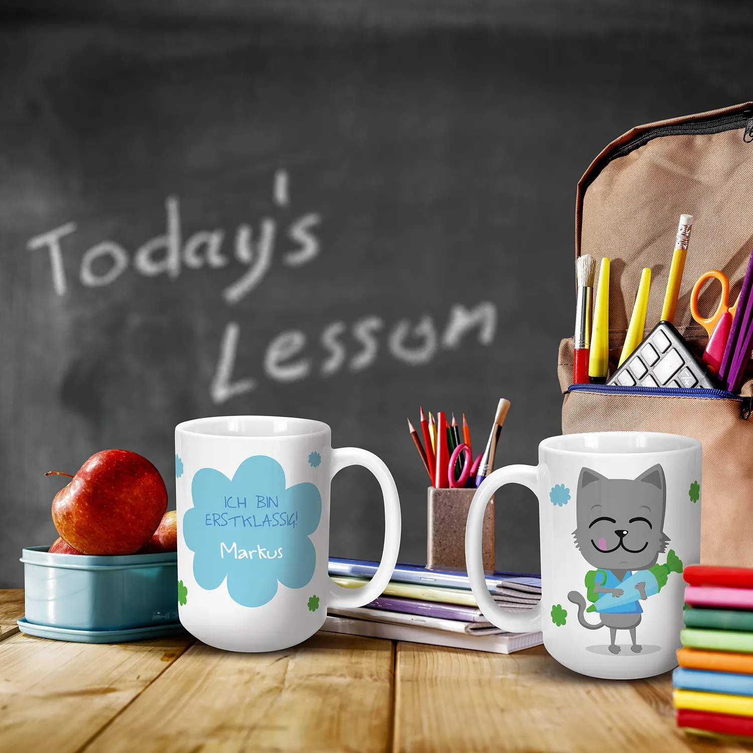 Zwei personalisierte Keramiktassen mit Katzenmotiv und Schriftzug zur Einschulung