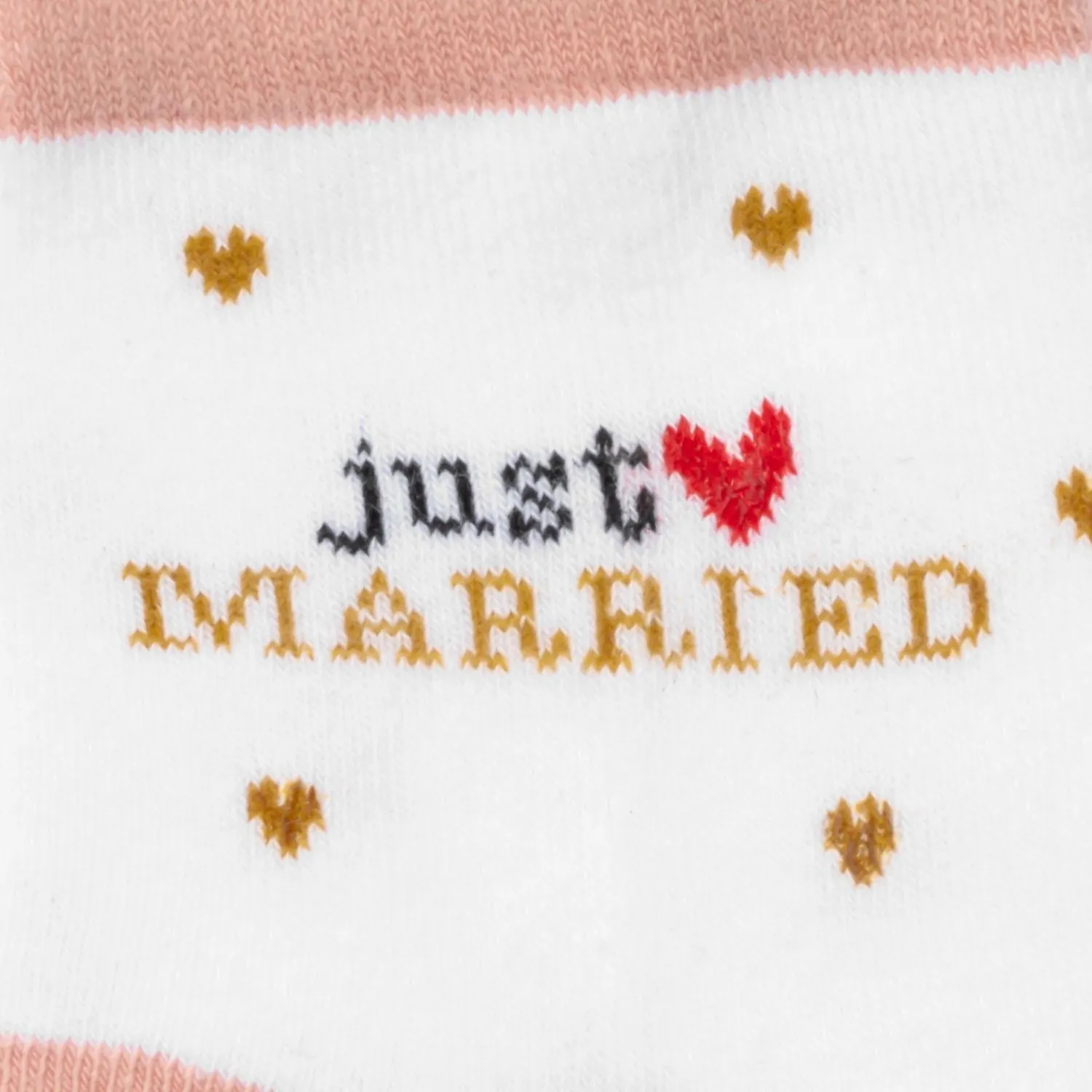 Zwei Zaubersocken mit 'Just Married' Schriftzug und Herz, rosa Rand auf weißem Grund