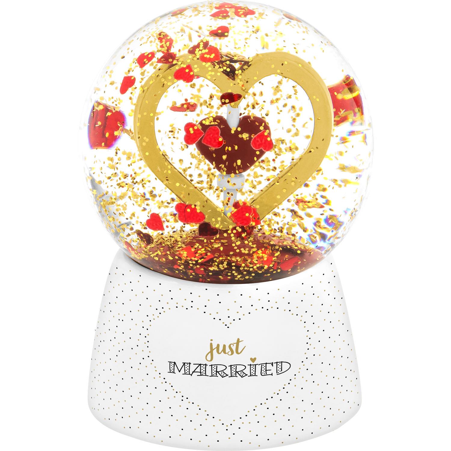 Traumkugel 'Just Married' mit goldenem Herzring und rotem Glitter in Glaskugel auf weißer Basis