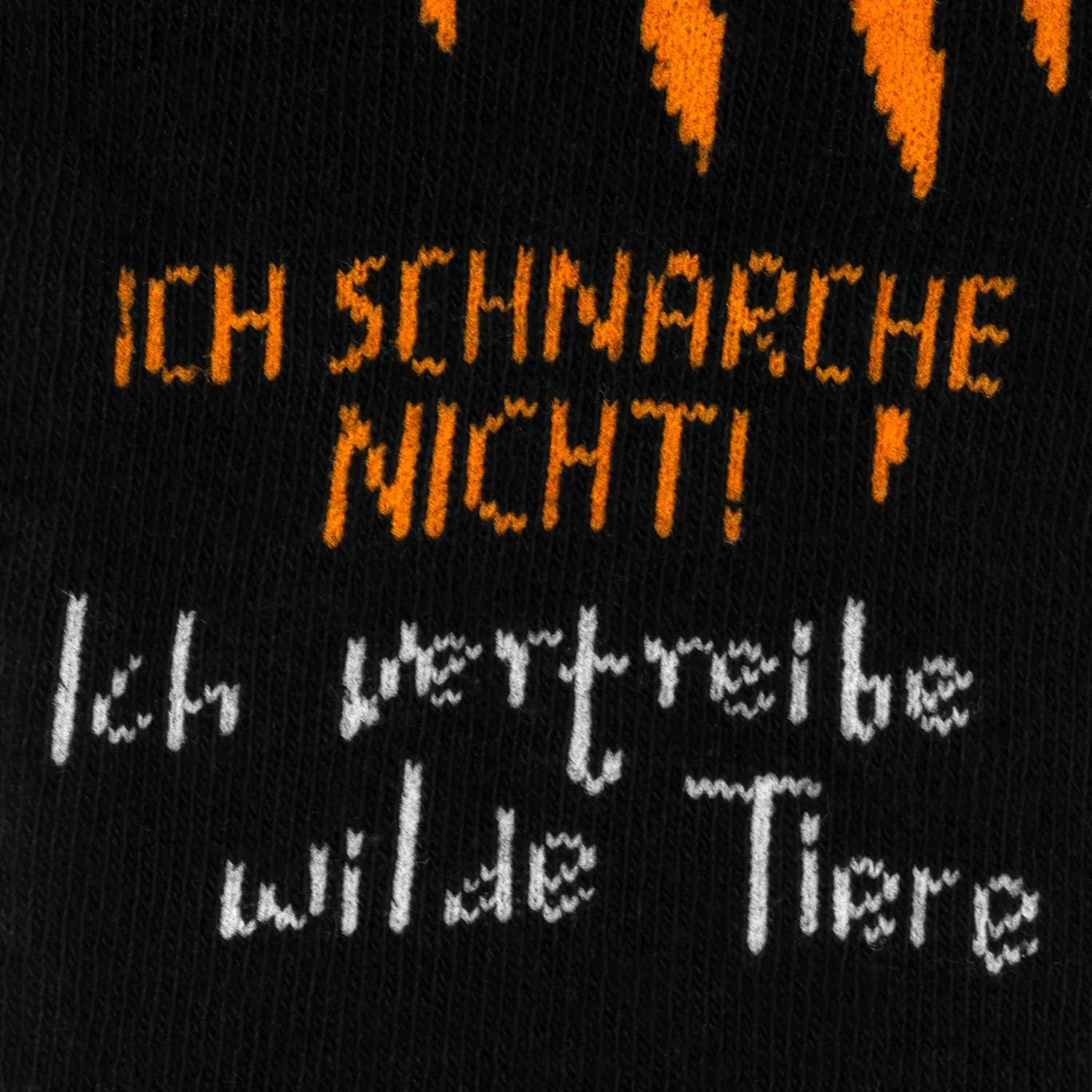 Schwarze Socke mit orangefarbenem Schriftzug Ich schnarche nicht und Kratzspuren-Design