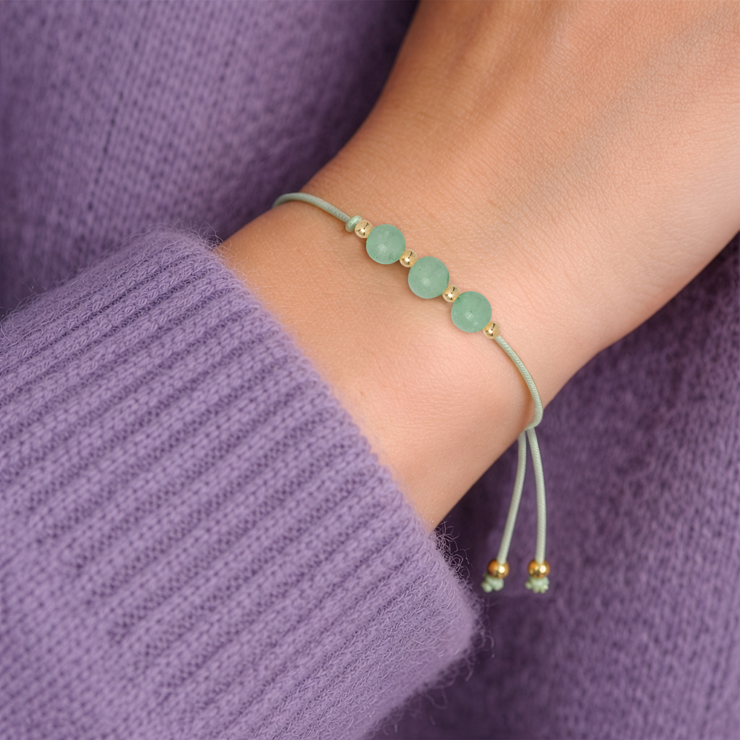 Aventurin-Armband mit drei grünen Perlen auf mintgrüner Schnur