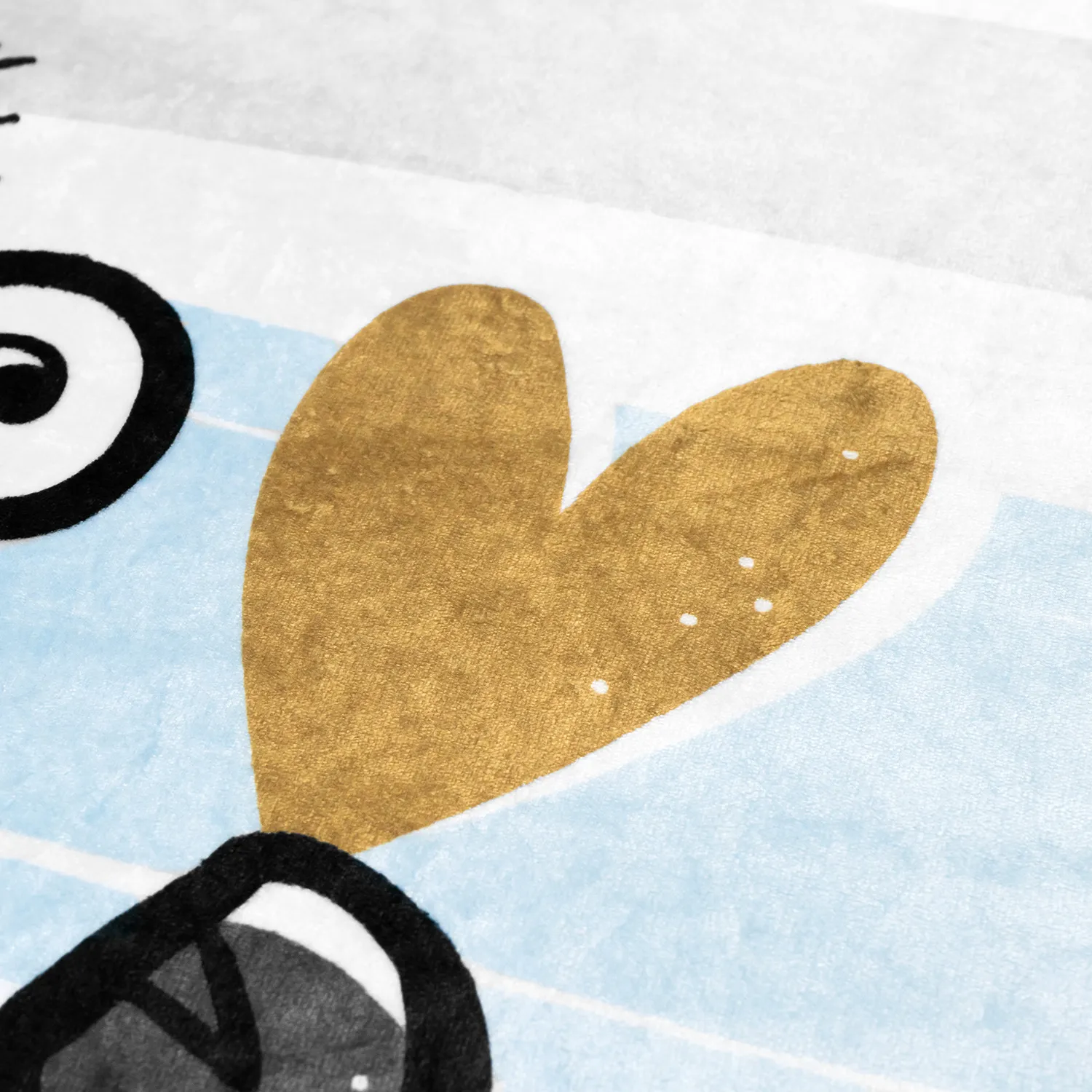 Flauschige Fleece-Decke mit goldenem Herz-Motiv auf pastellblauem Hintergrund – kuschelweich