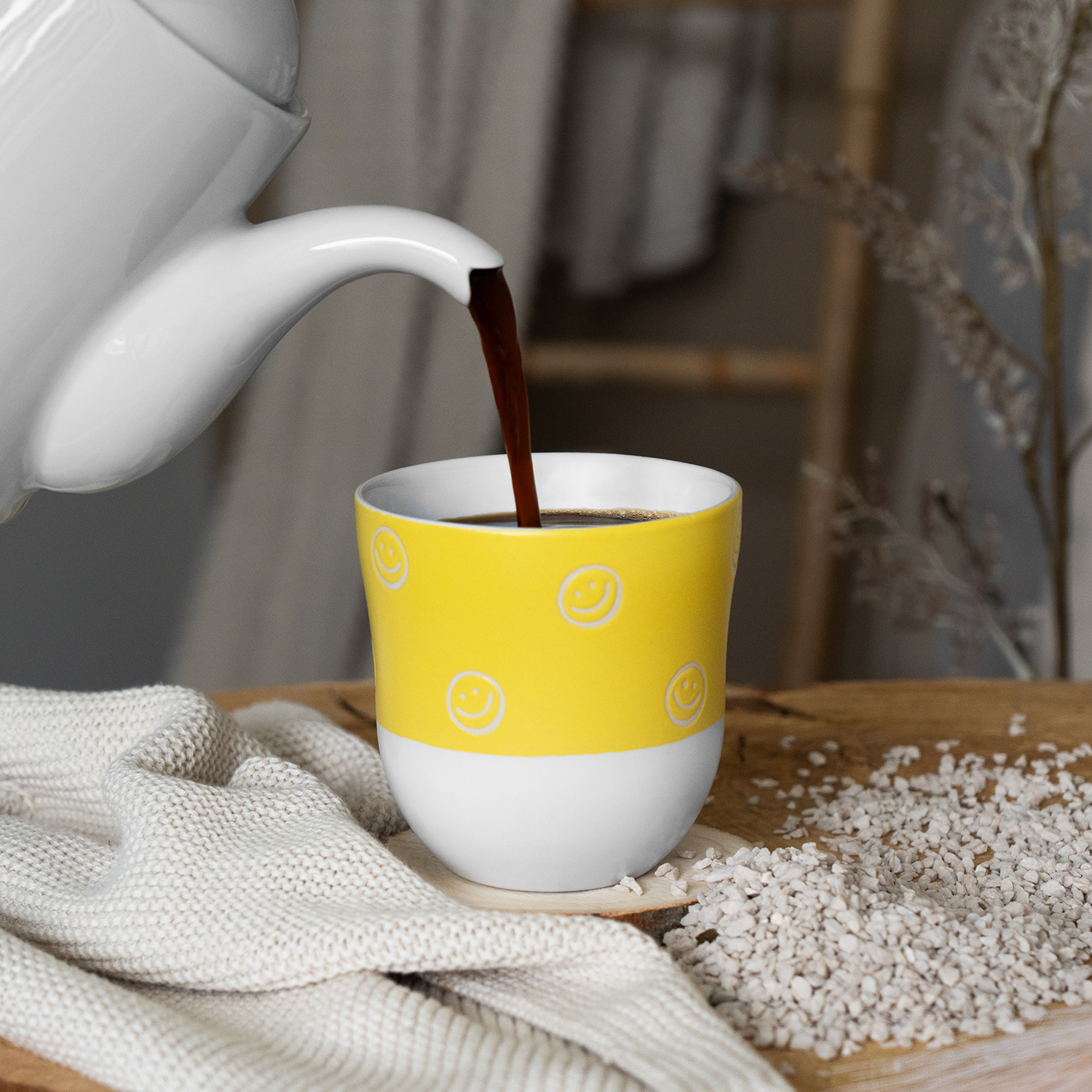 Gelber Steinzeug-Lieblingsbecher mit weißen Smileys, 400 ml, spülmaschinengeeignet, matte Oberfläche