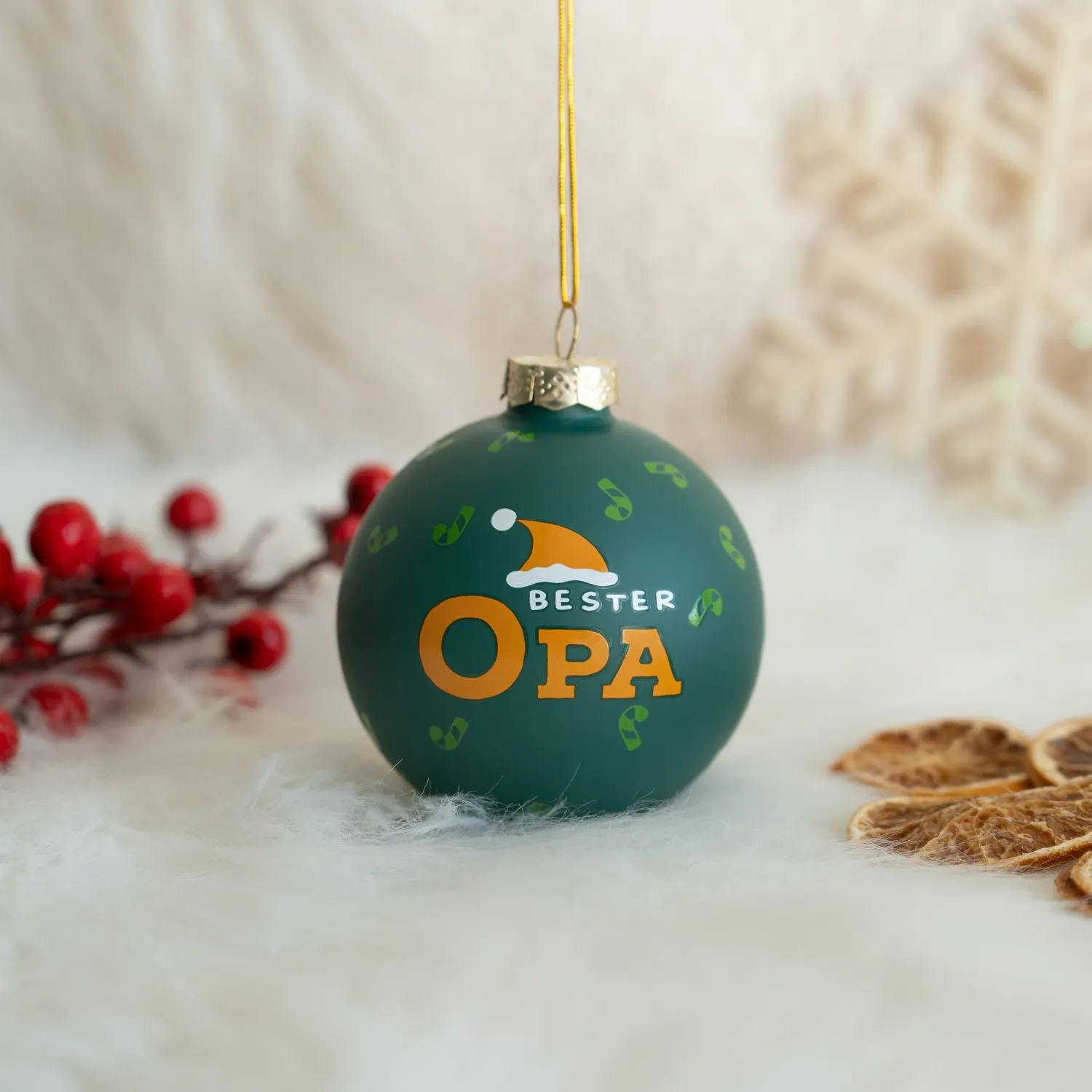 Grüne Glas-Christbaumkugel mit BESTER OPA-Schriftzug und Santa-Hut, 8 cm Ø