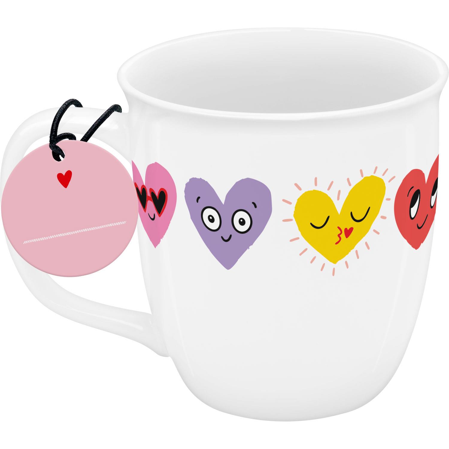 Weiße Porzellan-Tasse mit bunten Herzen und Anhänger am Henkel