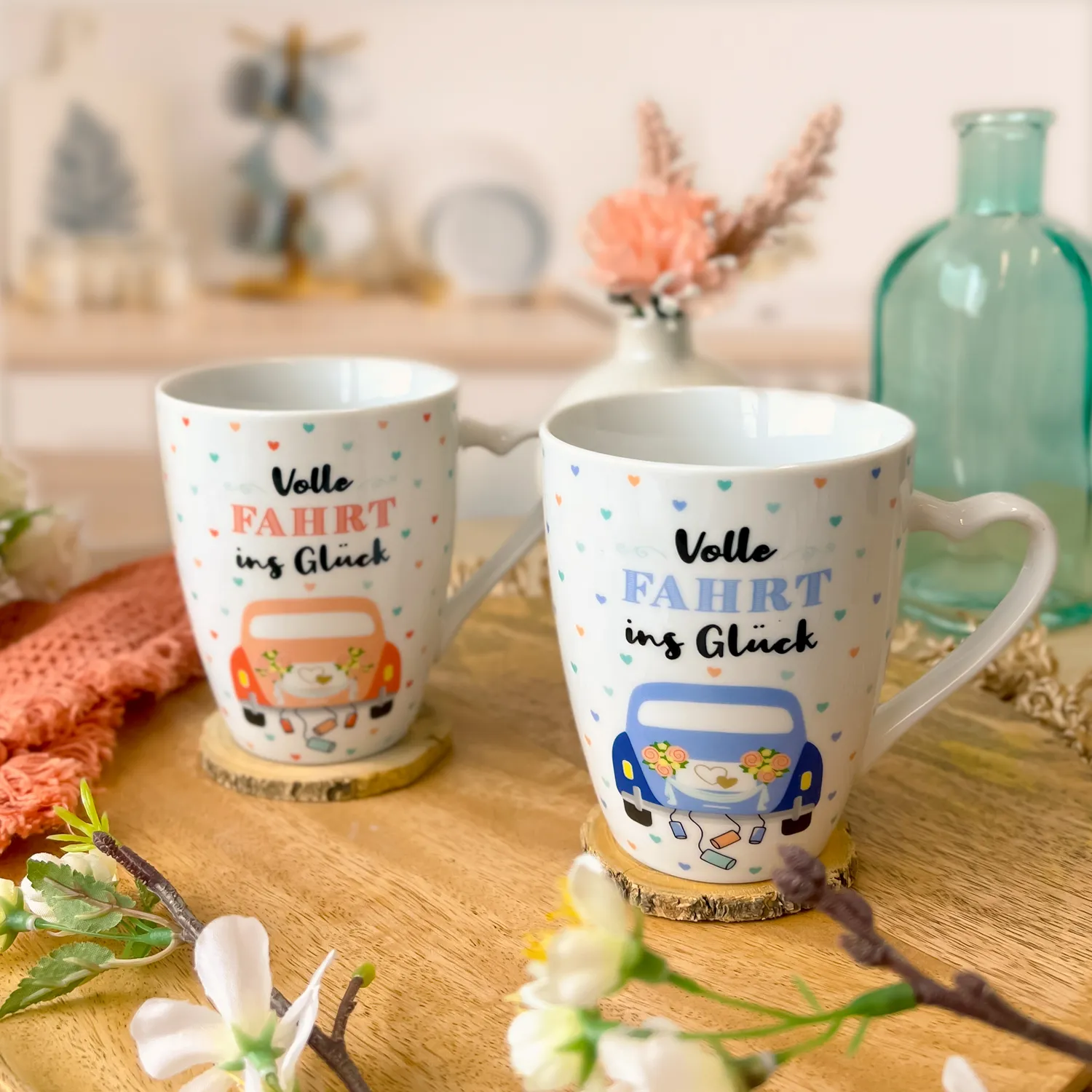 Paar-Tassen zur Hochzeit mit einem großem Auto Motiv, dem Spruch "Volle Fahrt ins Glück" und einem herzförmigen Henkel