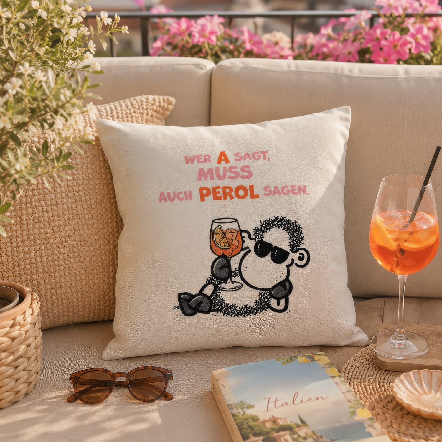 Beiges Canvas-Kissen mit Cartoon-Schaf und Spruch in Pastellfarben.