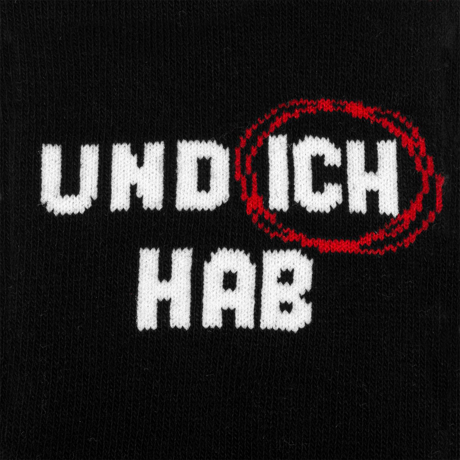 Schwarze Socke mit weißem Text 'UNDICH HAB' und roter Umrandung um CH