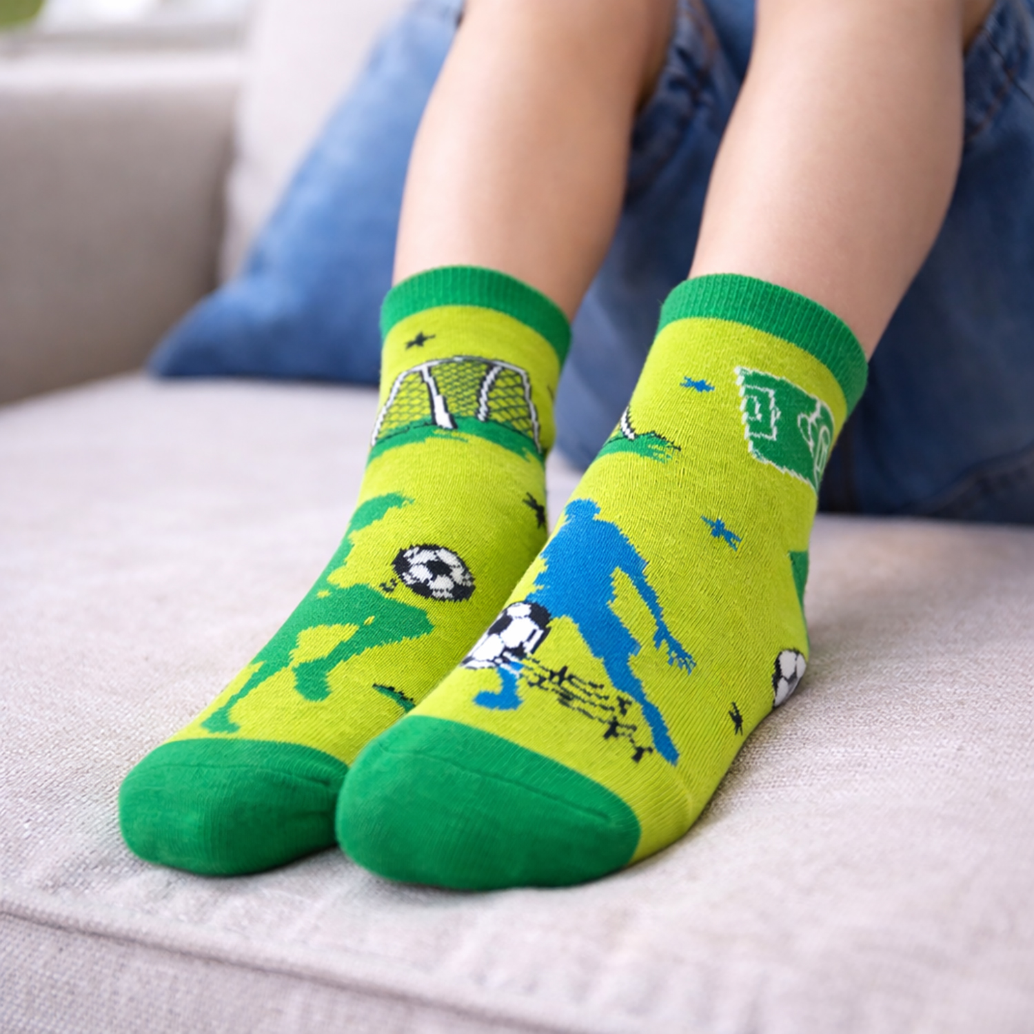 Grüne Fußball-Socken mit Ball- und Spielfeld-Motiven