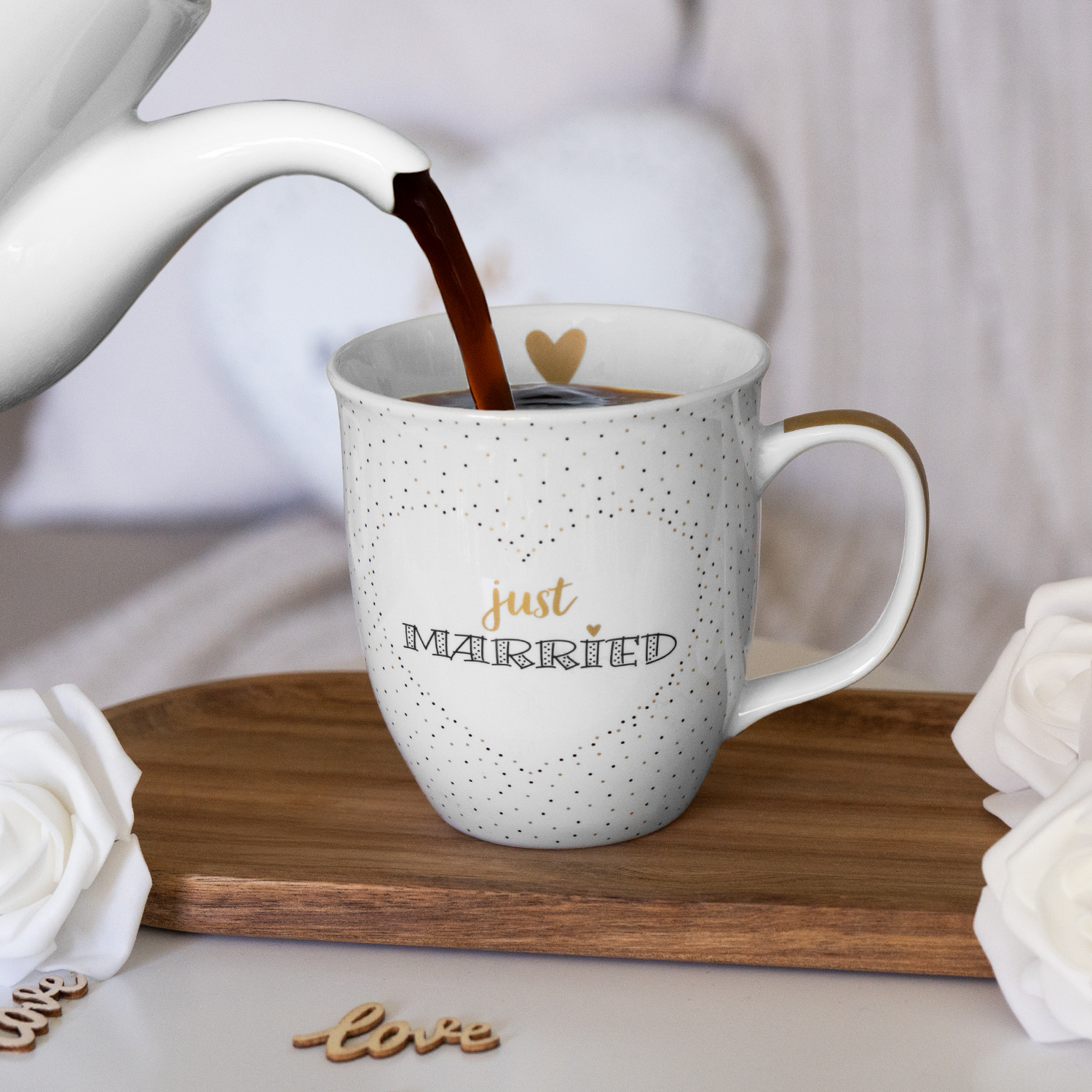 Weiße Porzellan-Tasse mit goldenem Herz und Just Married Schriftzug, gepunktetes Muster