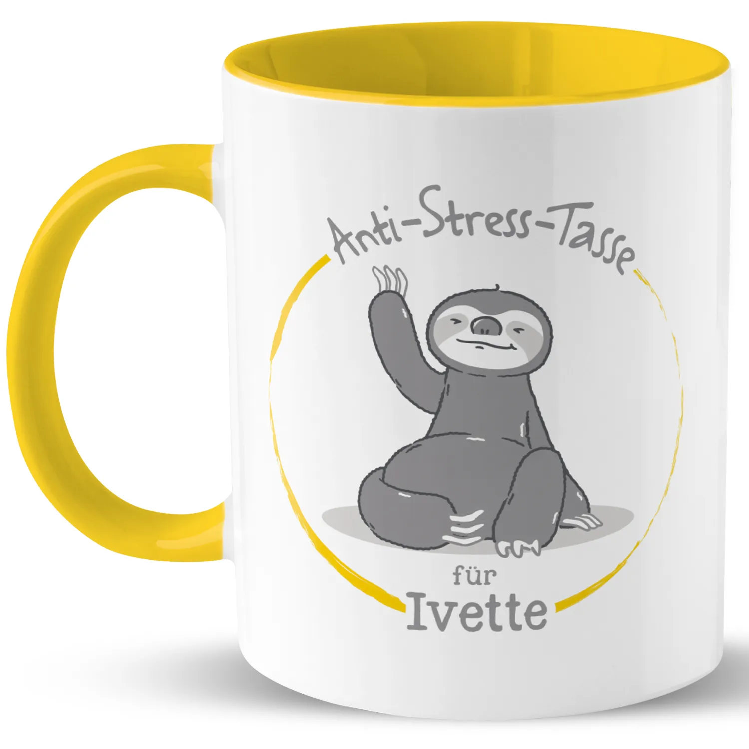 Weiße Keramiktasse mit gelbem Henkel und Innenfläche; Faultier-Motiv mit Personalname Ivette