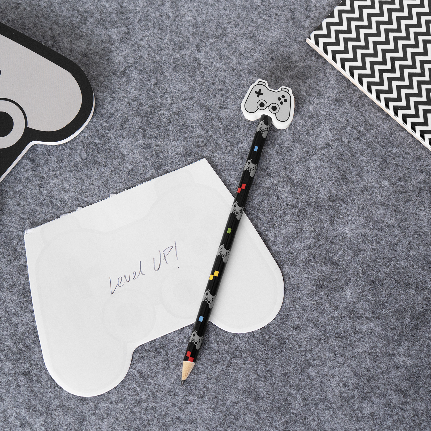 Schwarzer Bleistift mit Controller-Motiv und Controller-Radierer