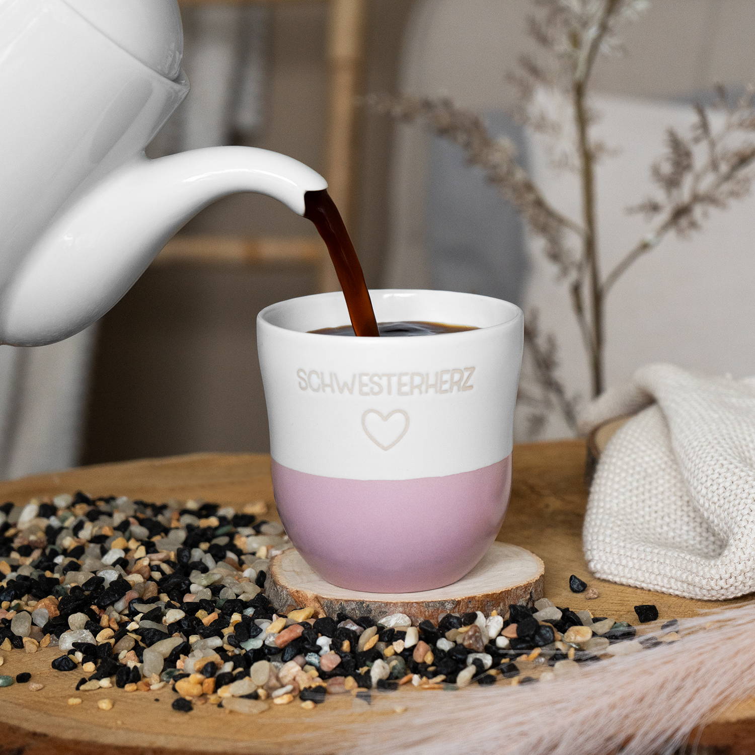 Weiße Steinzeug-Lieblingsbecher mit lavendelfarbener Unterseite und SCHWESTERHERZ-Aufdruck